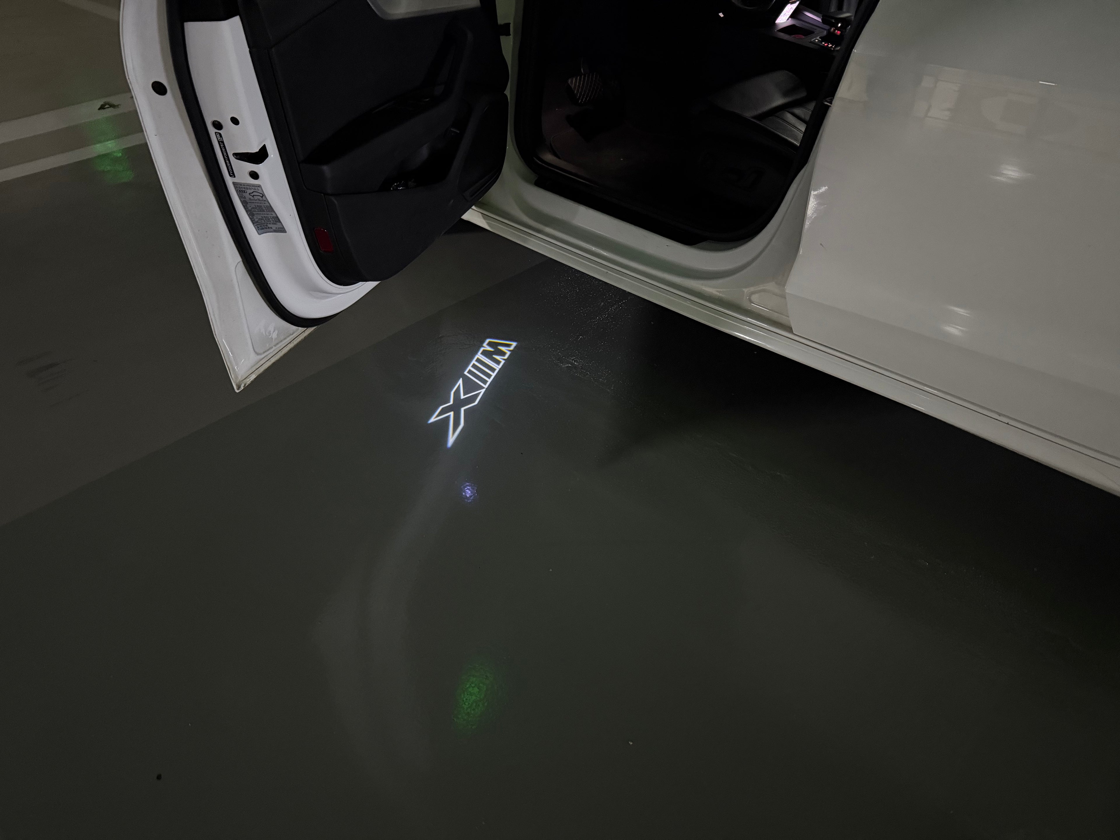 BMW M3 LOGO PROJECTOR LIGHTS Nr.24 (الكمية 1 = 1 مجموعة / 2 أضواء باب)