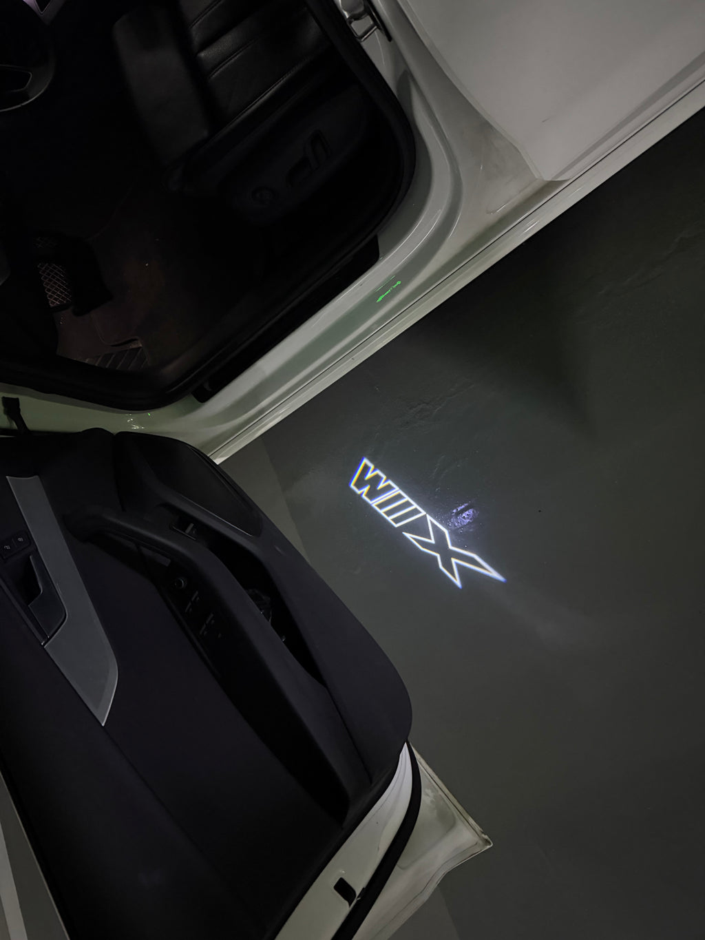 BMW M3 LOGO PROJECTOR LIGHTS Nr.24 (الكمية 1 = 1 مجموعة / 2 أضواء باب)