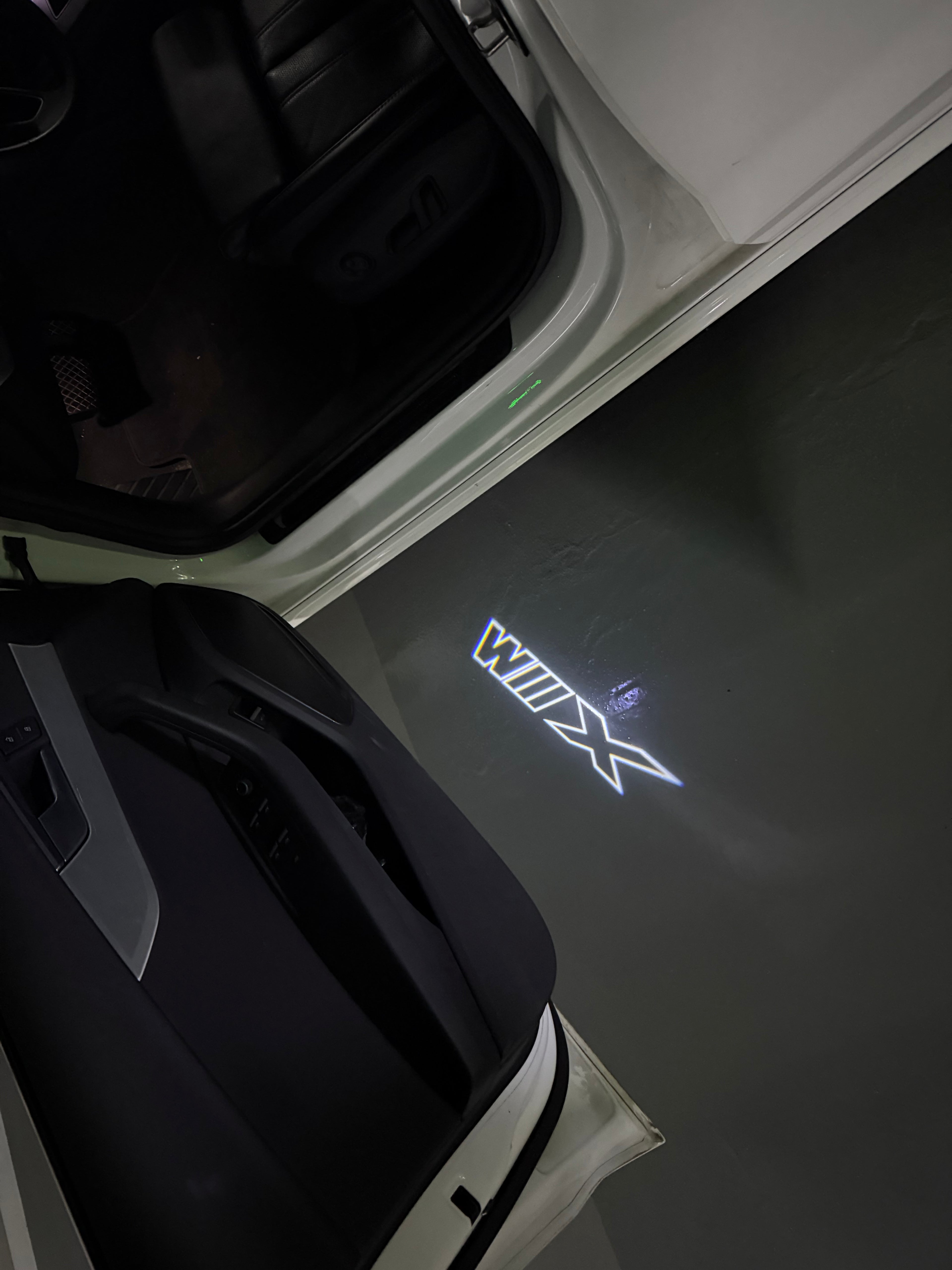BMW M3 LOGO PROJECTOR LIGHTS Nr.24 (الكمية 1 = 1 مجموعة / 2 أضواء باب)