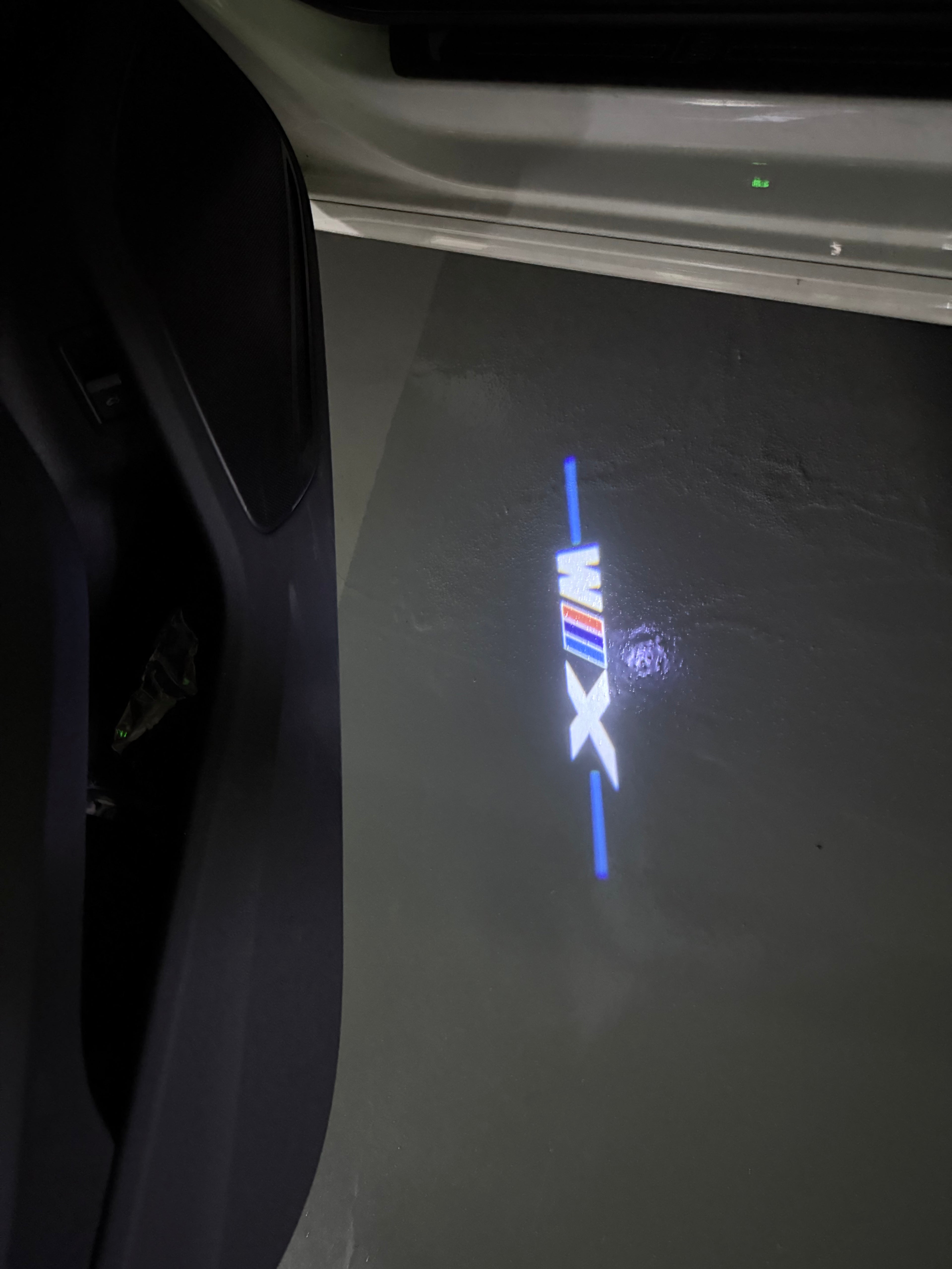 BMW M3 LOGO PROJECTOR LIGHTS Nr.24 (الكمية 1 = 1 مجموعة / 2 أضواء باب)