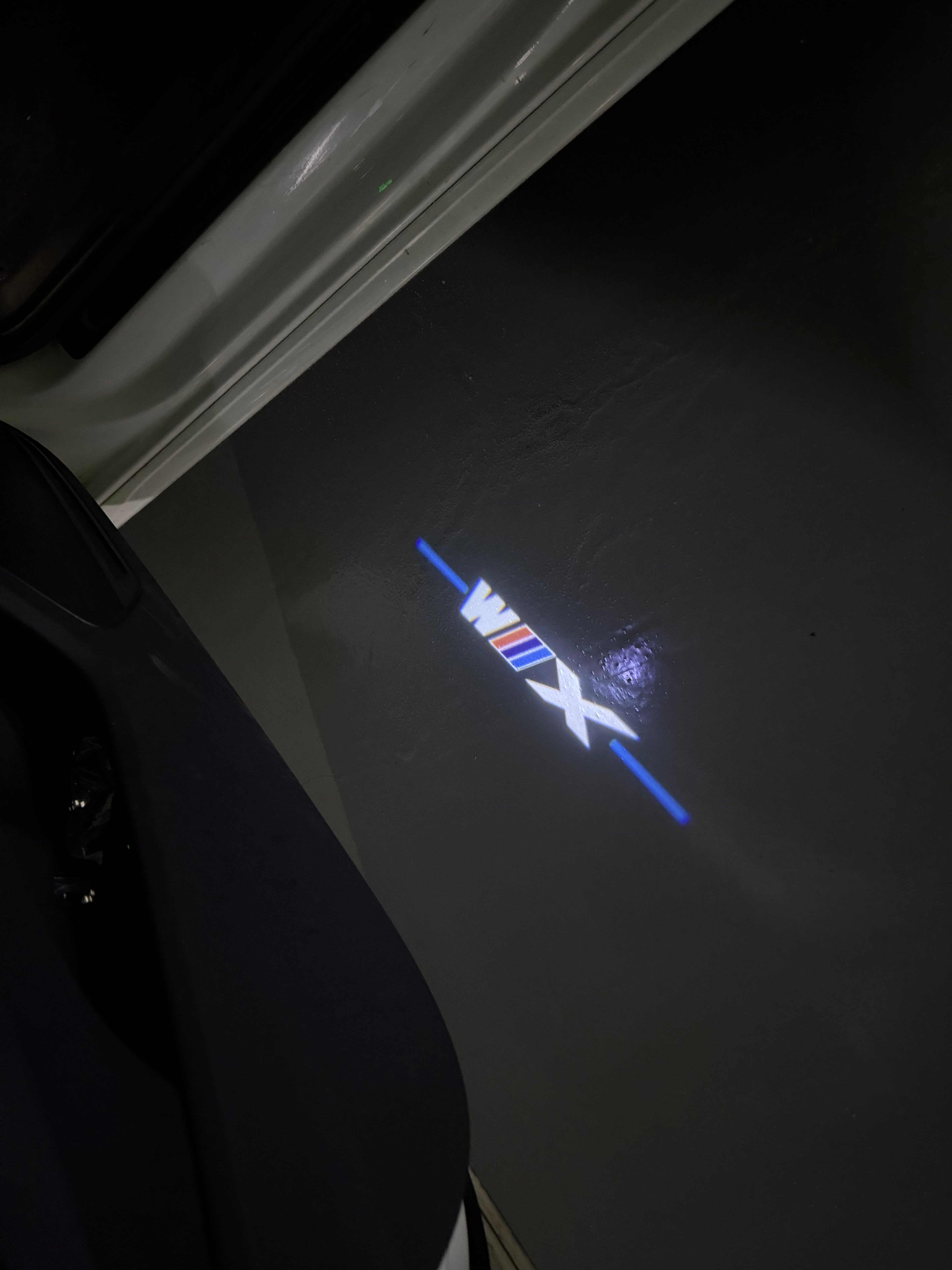 BMW M3 LOGO PROJECTOR LIGHTS Nr.24 (الكمية 1 = 1 مجموعة / 2 أضواء باب)