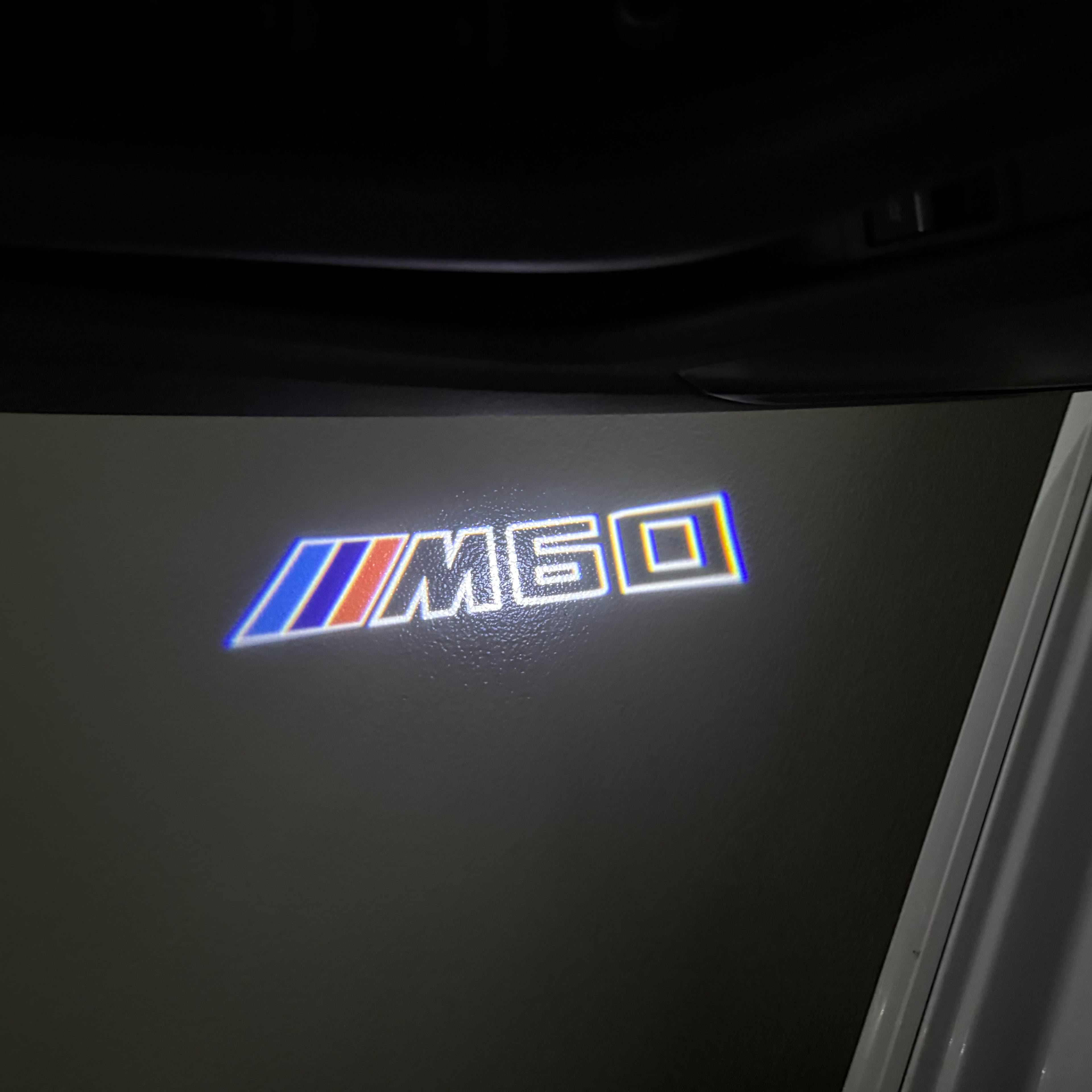 BMW M3 LOGO PROJECTOR LIGHTS Nr.24 (الكمية 1 = 1 مجموعة / 2 أضواء باب)