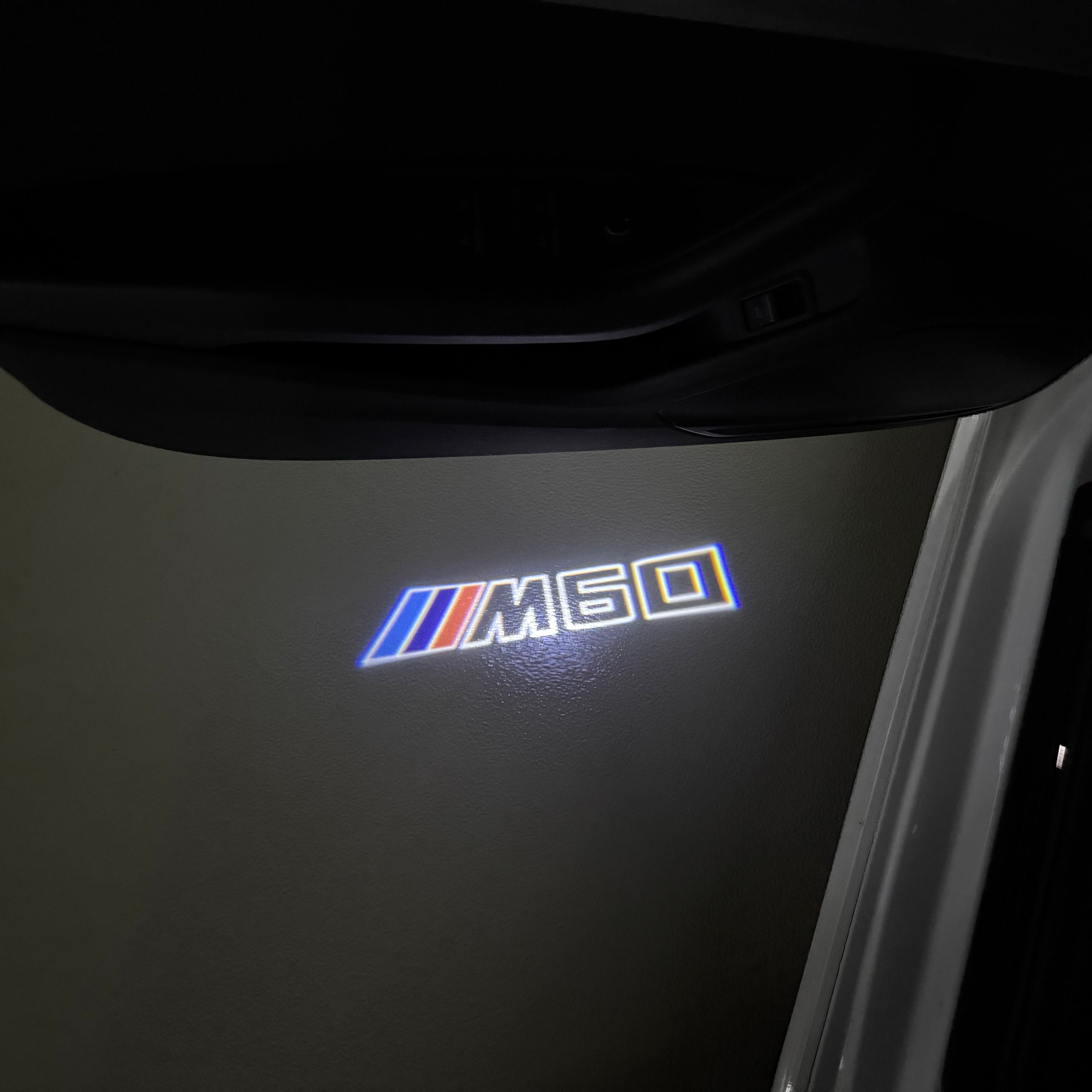 BMW M3 LOGO PROJECTOR LIGHTS Nr.24 (الكمية 1 = 1 مجموعة / 2 أضواء باب)