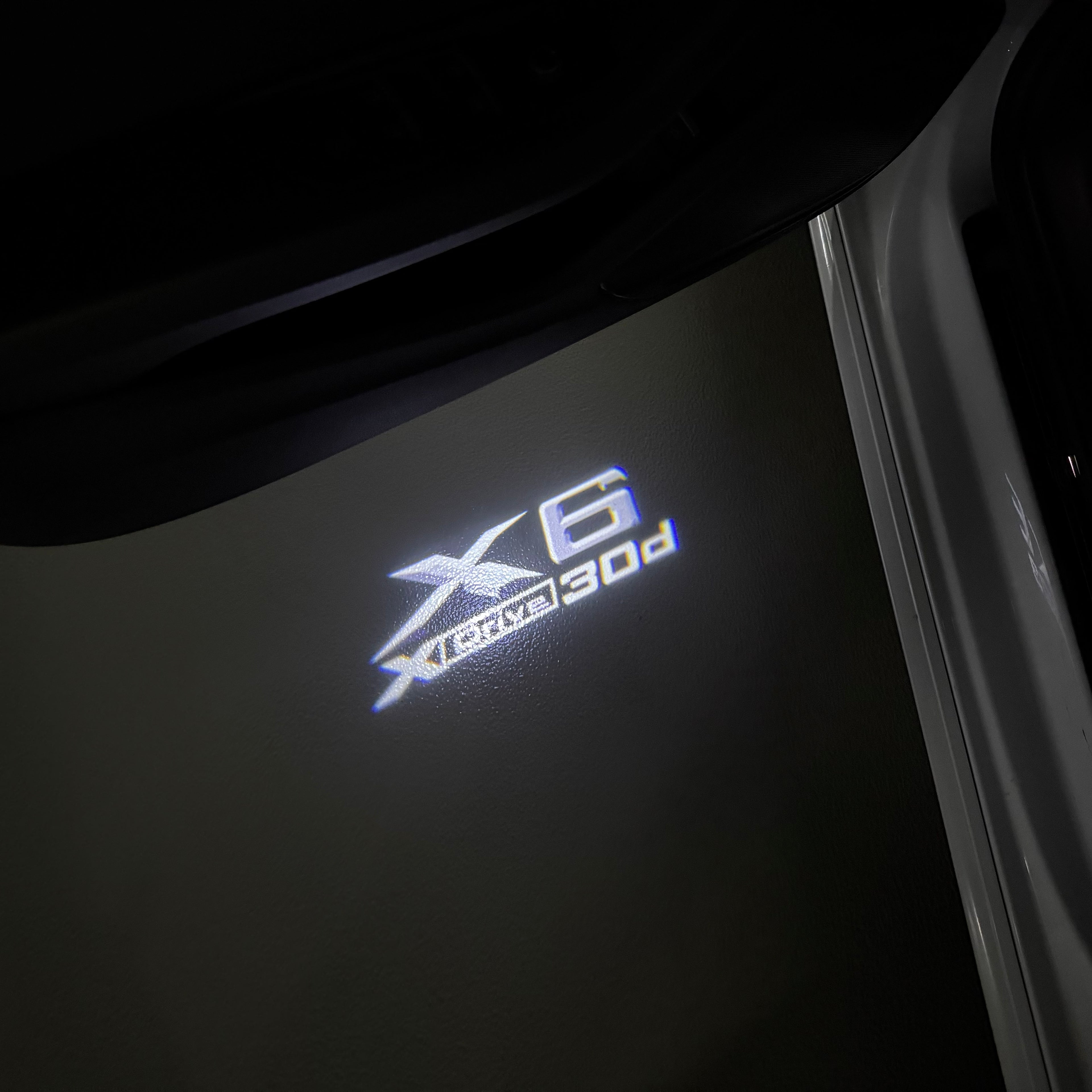BMW M3 LOGO PROJECTOR LIGHTS Nr.24 (الكمية 1 = 1 مجموعة / 2 أضواء باب)