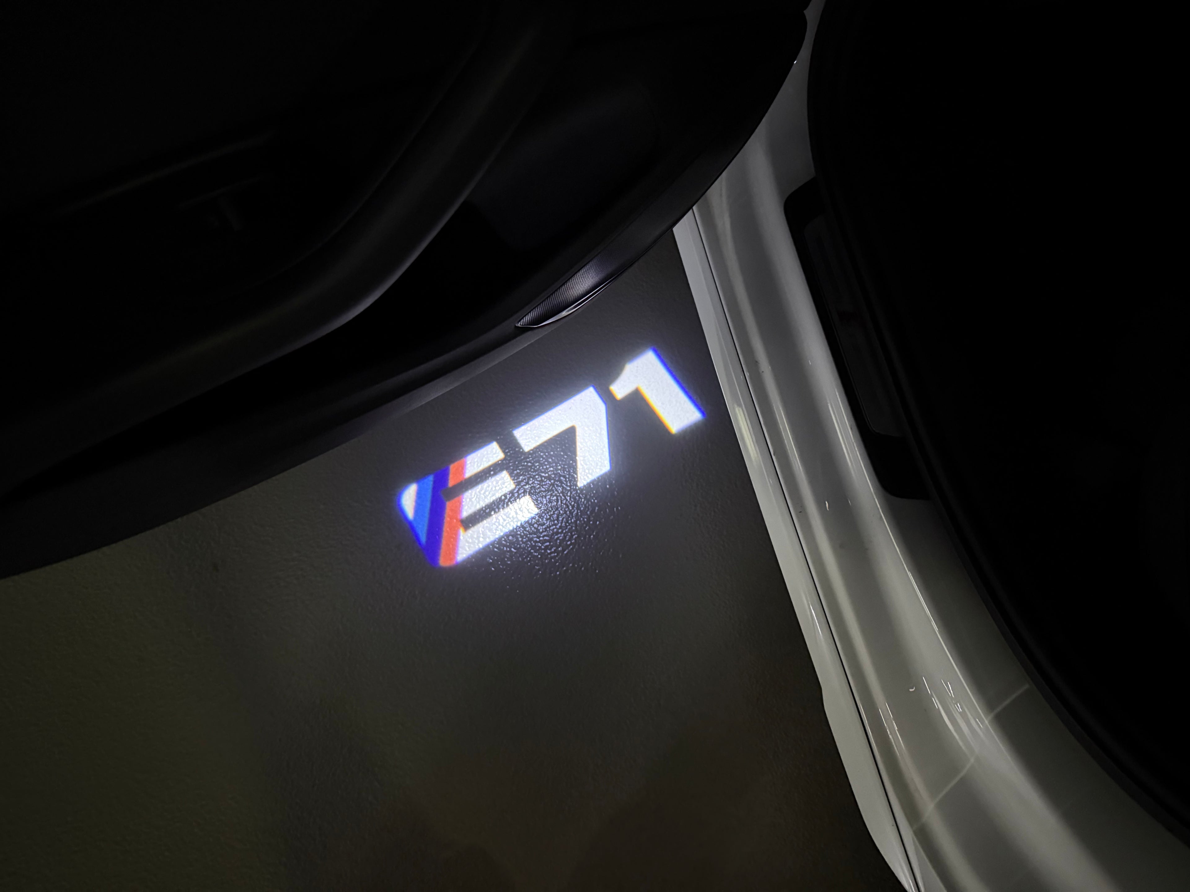 BMW M3 LOGO PROJECTOR LIGHTS Nr.24 (الكمية 1 = 1 مجموعة / 2 أضواء باب)