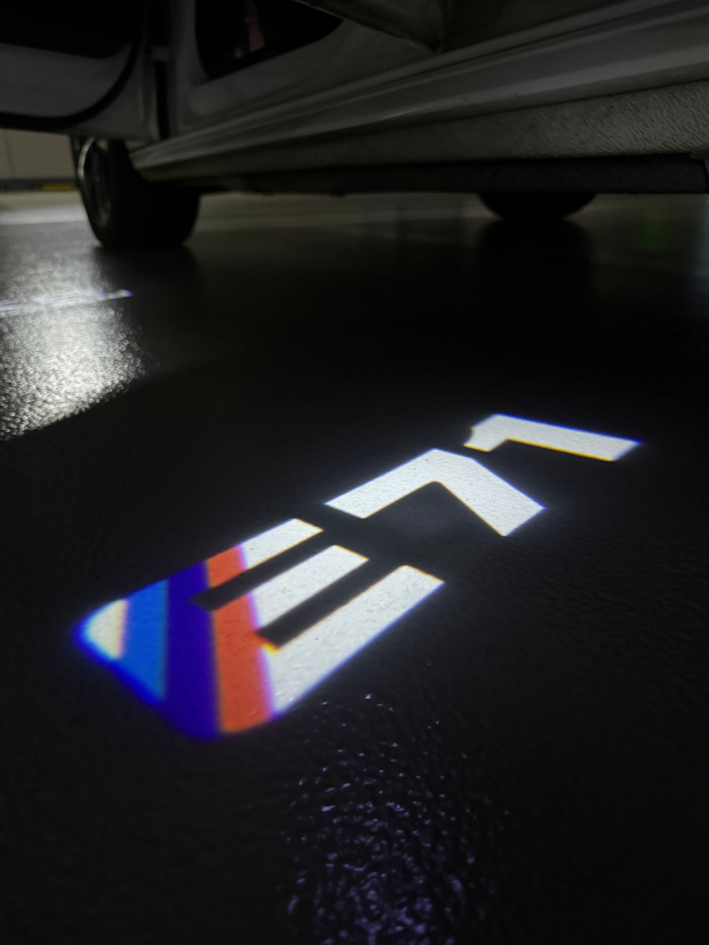 BMW M3 LOGO PROJECTOR LIGHTS Nr.24 (الكمية 1 = 1 مجموعة / 2 أضواء باب)
