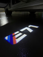 BMW M3 LOGO PROJECTOR LIGHTS Nr.24 (الكمية 1 = 1 مجموعة / 2 أضواء باب)