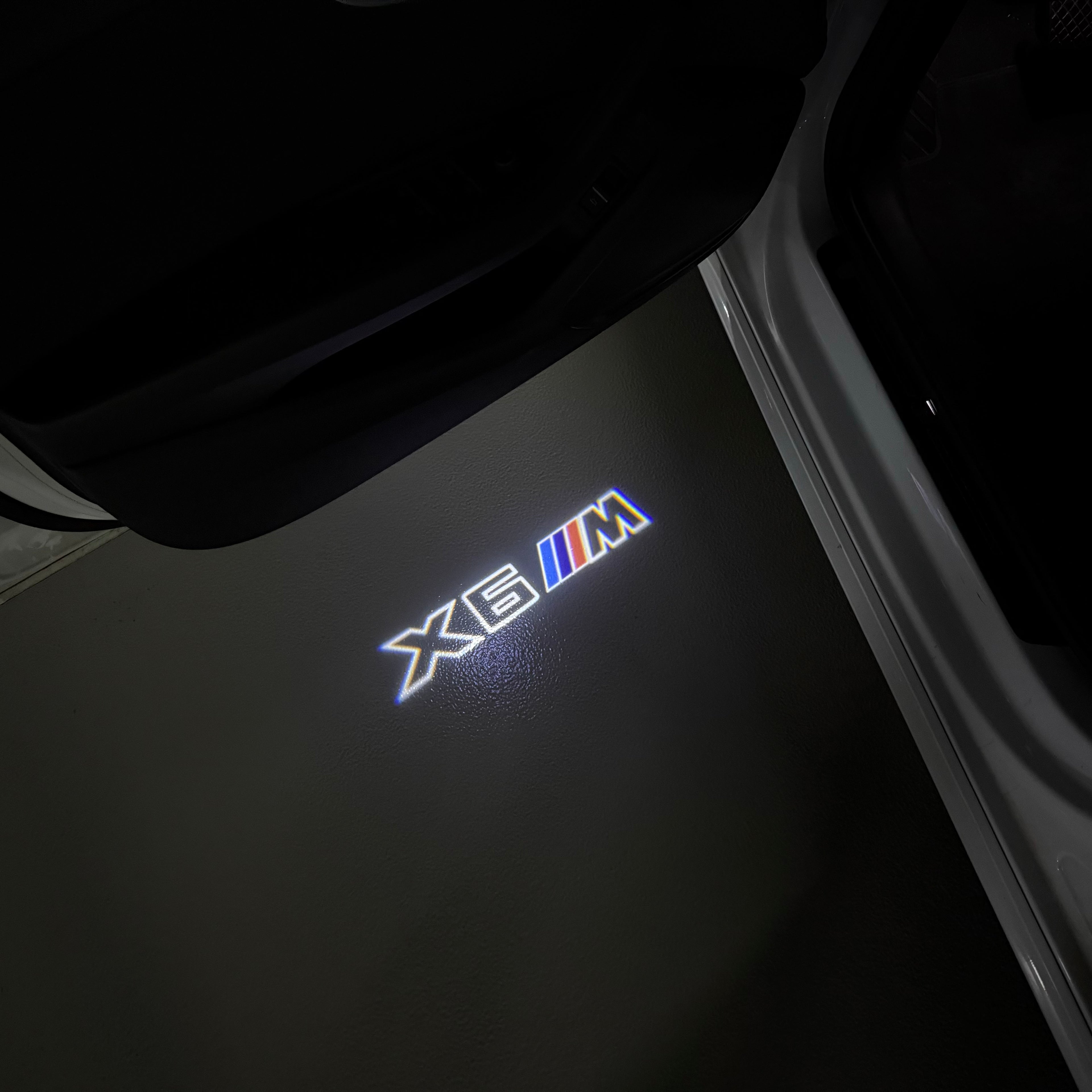 BMW M3 LOGO PROJECTOR LIGHTS Nr.24 (الكمية 1 = 1 مجموعة / 2 أضواء باب)