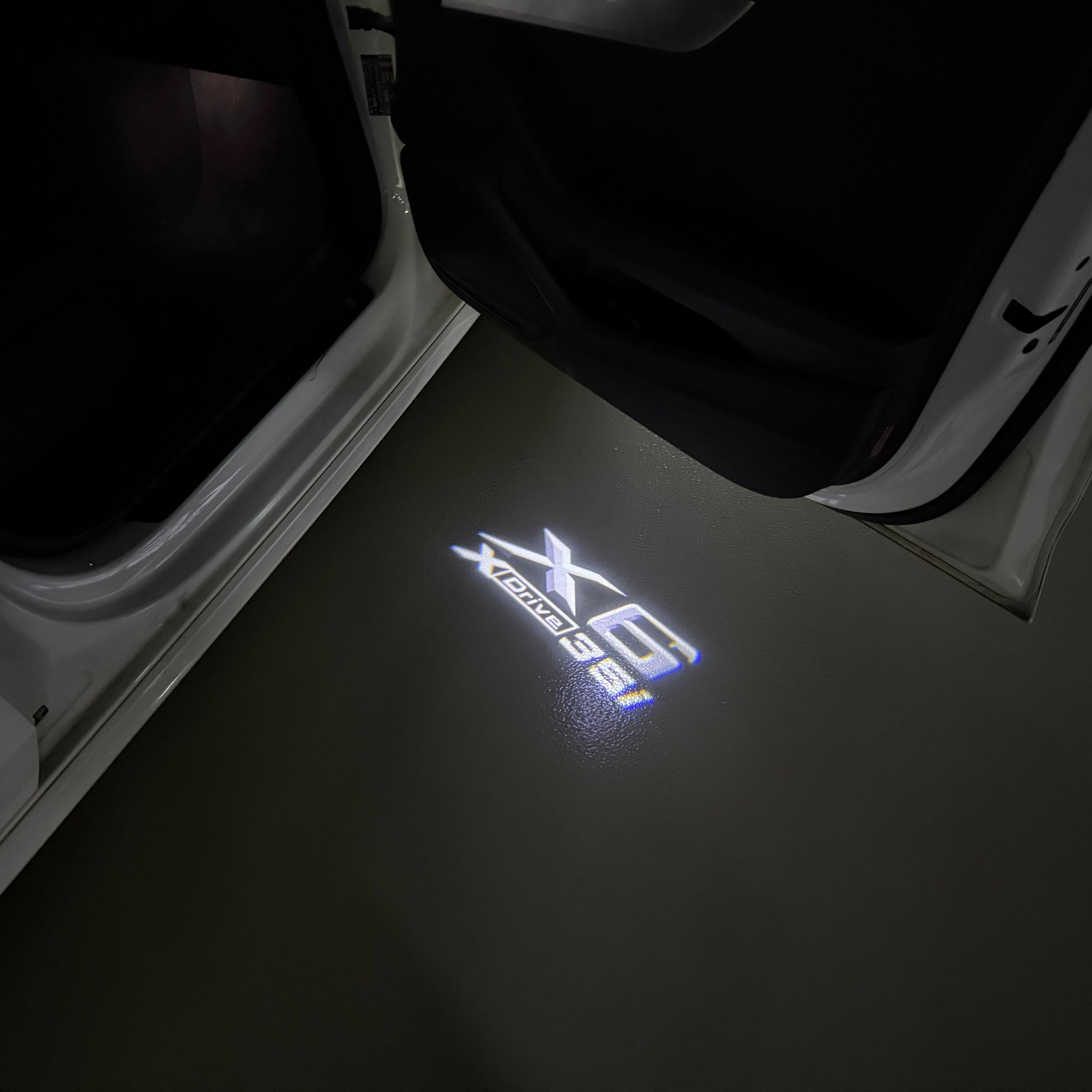 BMW M3 LOGO PROJECTOR LIGHTS Nr.24 (الكمية 1 = 1 مجموعة / 2 أضواء باب)