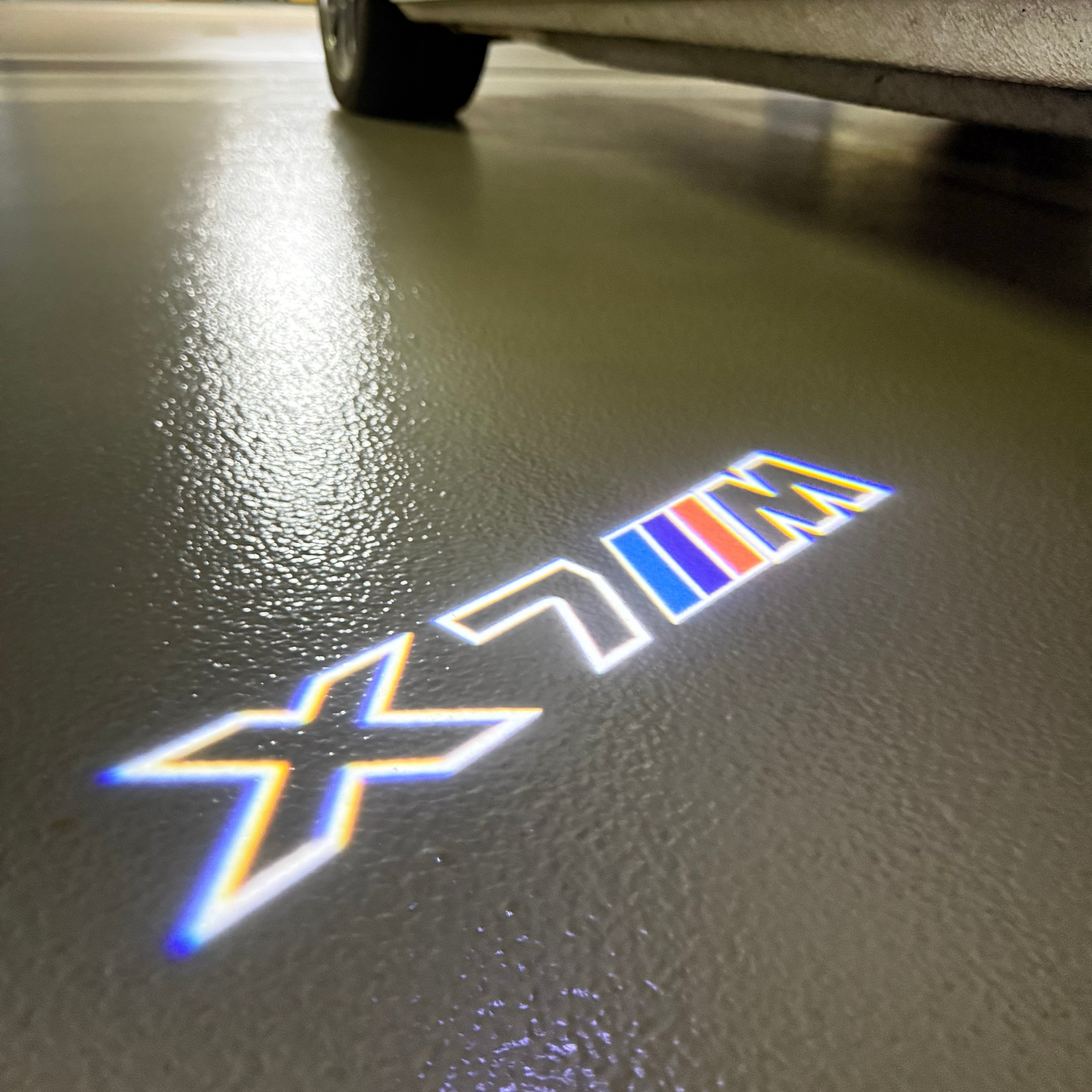 BMW M3 LOGO PROJECTOR LIGHTS Nr.24 (الكمية 1 = 1 مجموعة / 2 أضواء باب)