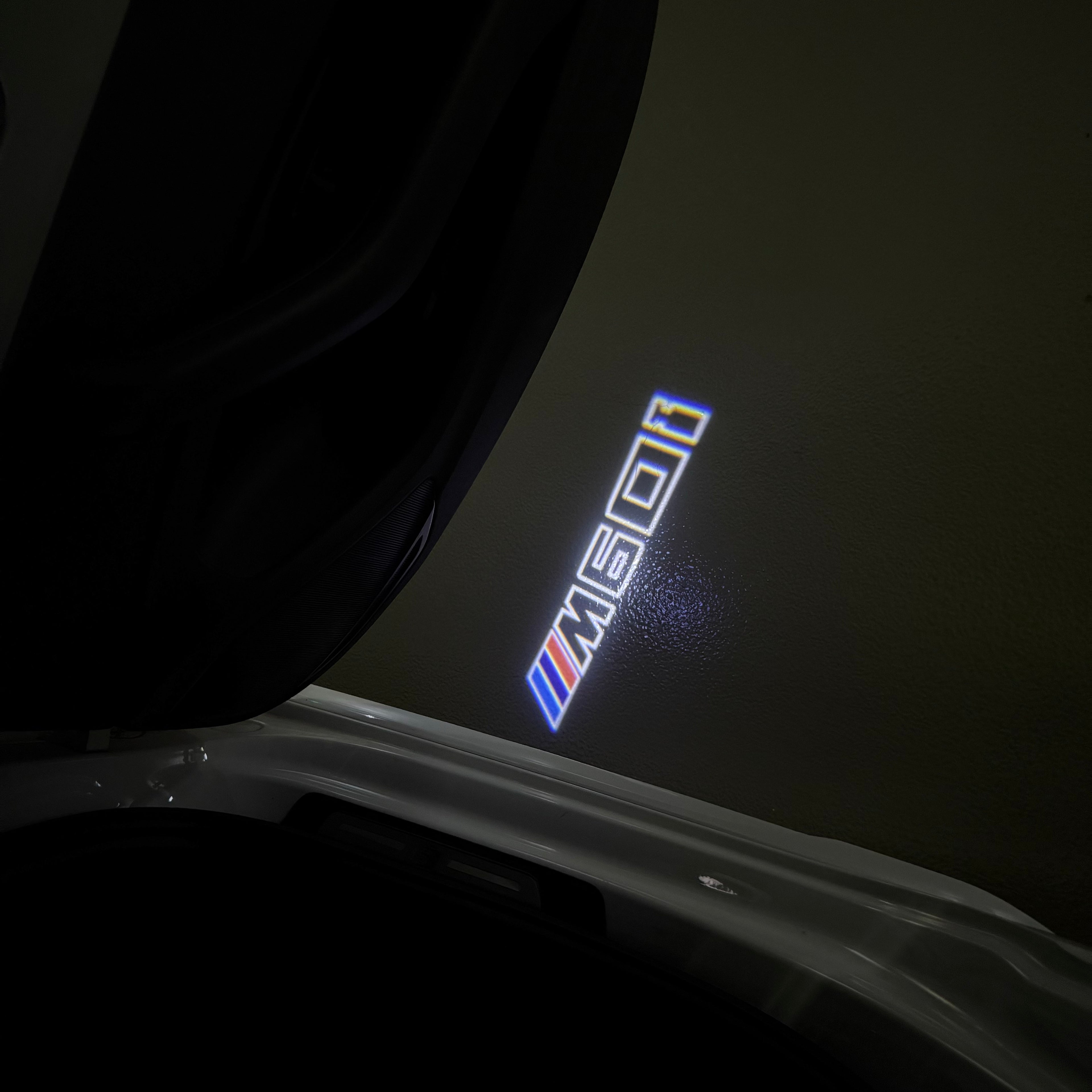 BMW M3 LOGO PROJECTOR LIGHTS Nr.24 (الكمية 1 = 1 مجموعة / 2 أضواء باب)