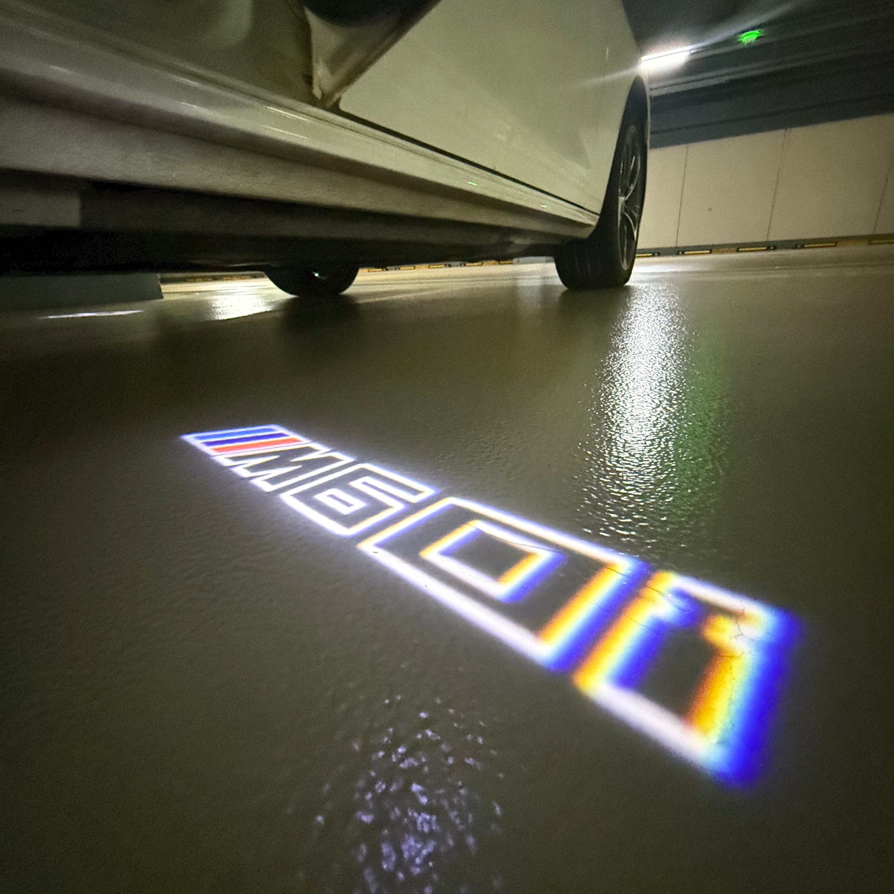 BMW M3 LOGO PROJECTOR LIGHTS Nr.24 (الكمية 1 = 1 مجموعة / 2 أضواء باب)