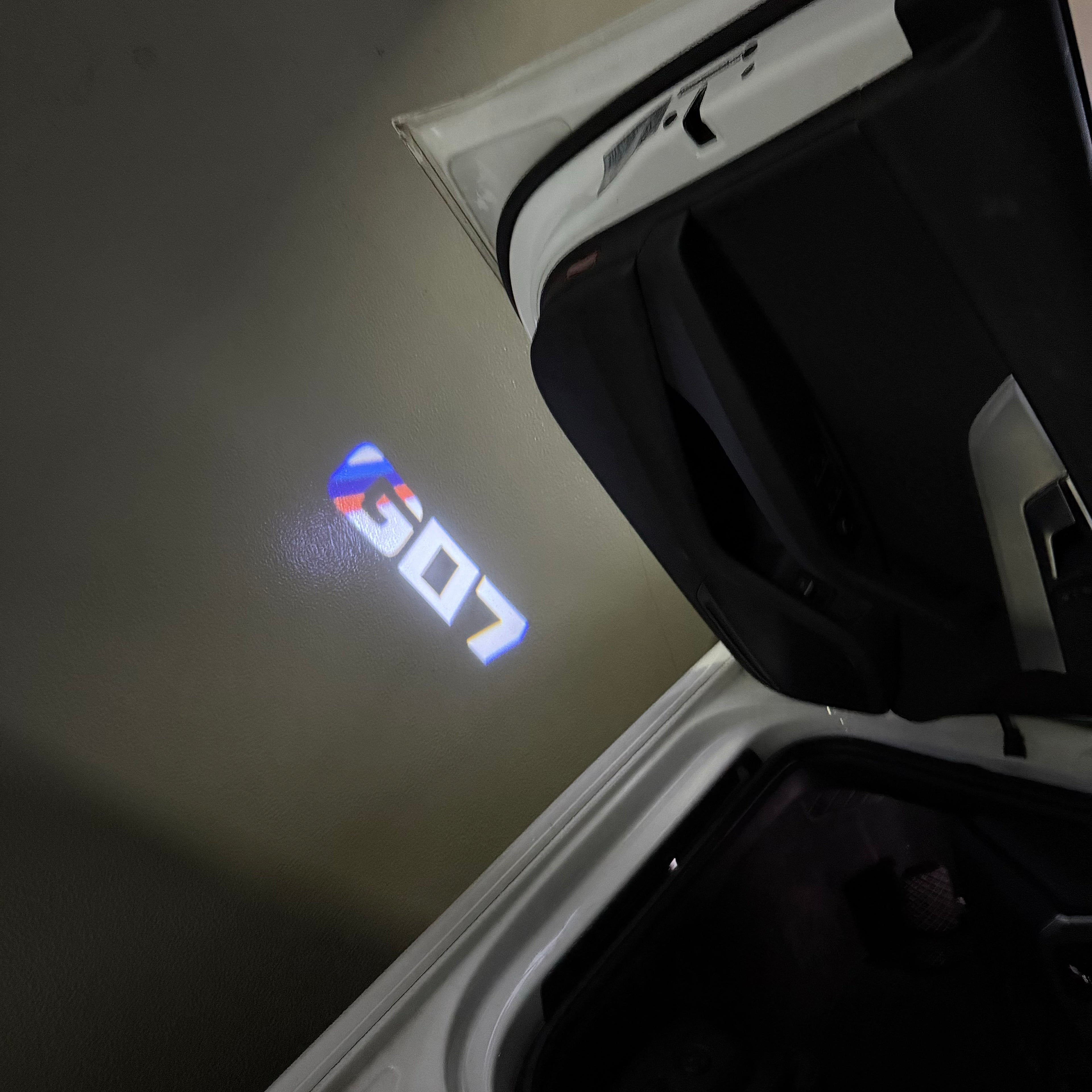 BMW M3 LOGO PROJECTOR LIGHTS Nr.24 (الكمية 1 = 1 مجموعة / 2 أضواء باب)