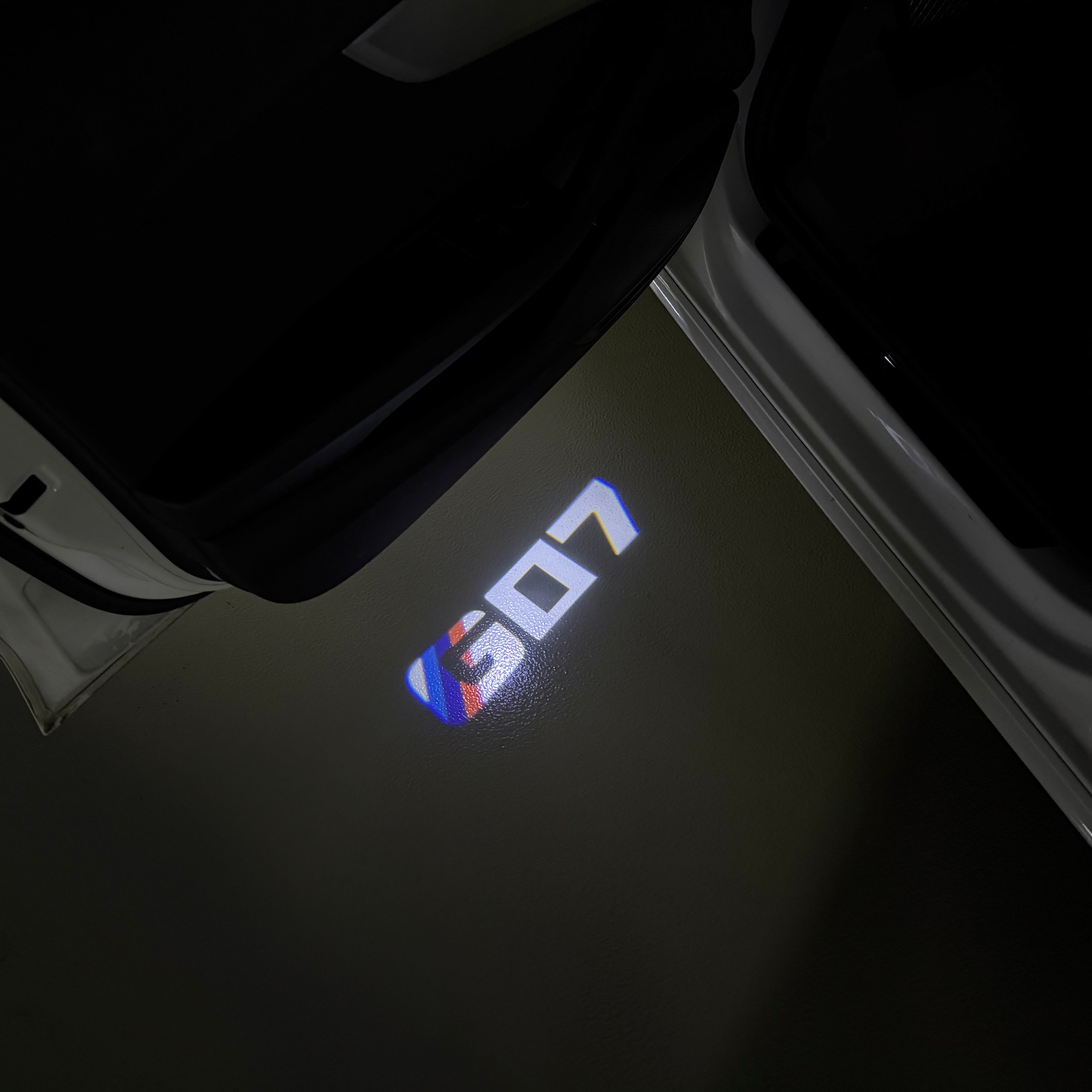 BMW M3 LOGO PROJECTOR LIGHTS Nr.24 (الكمية 1 = 1 مجموعة / 2 أضواء باب)