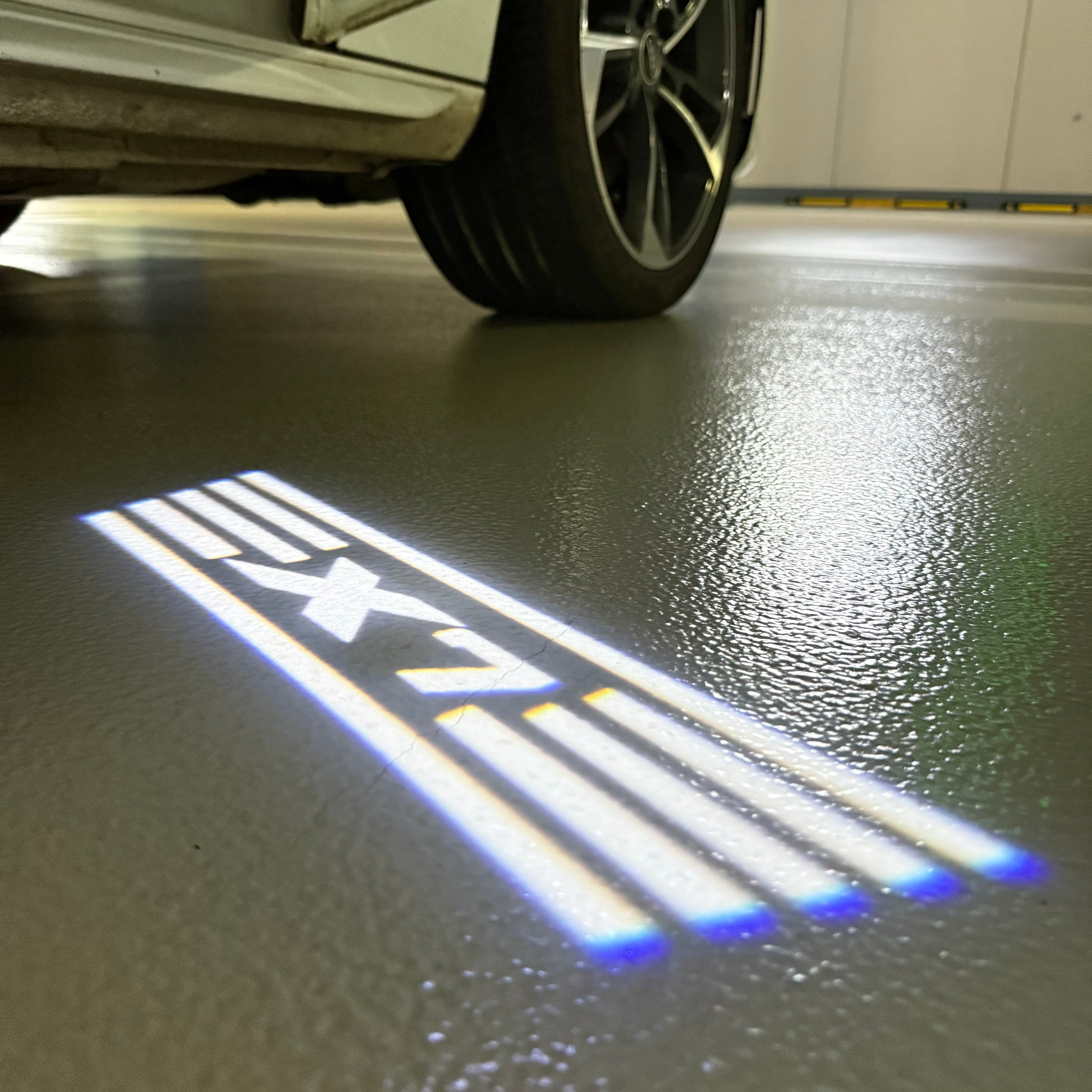 BMW M3 LOGO PROJECTOR LIGHTS Nr.24 (الكمية 1 = 1 مجموعة / 2 أضواء باب)