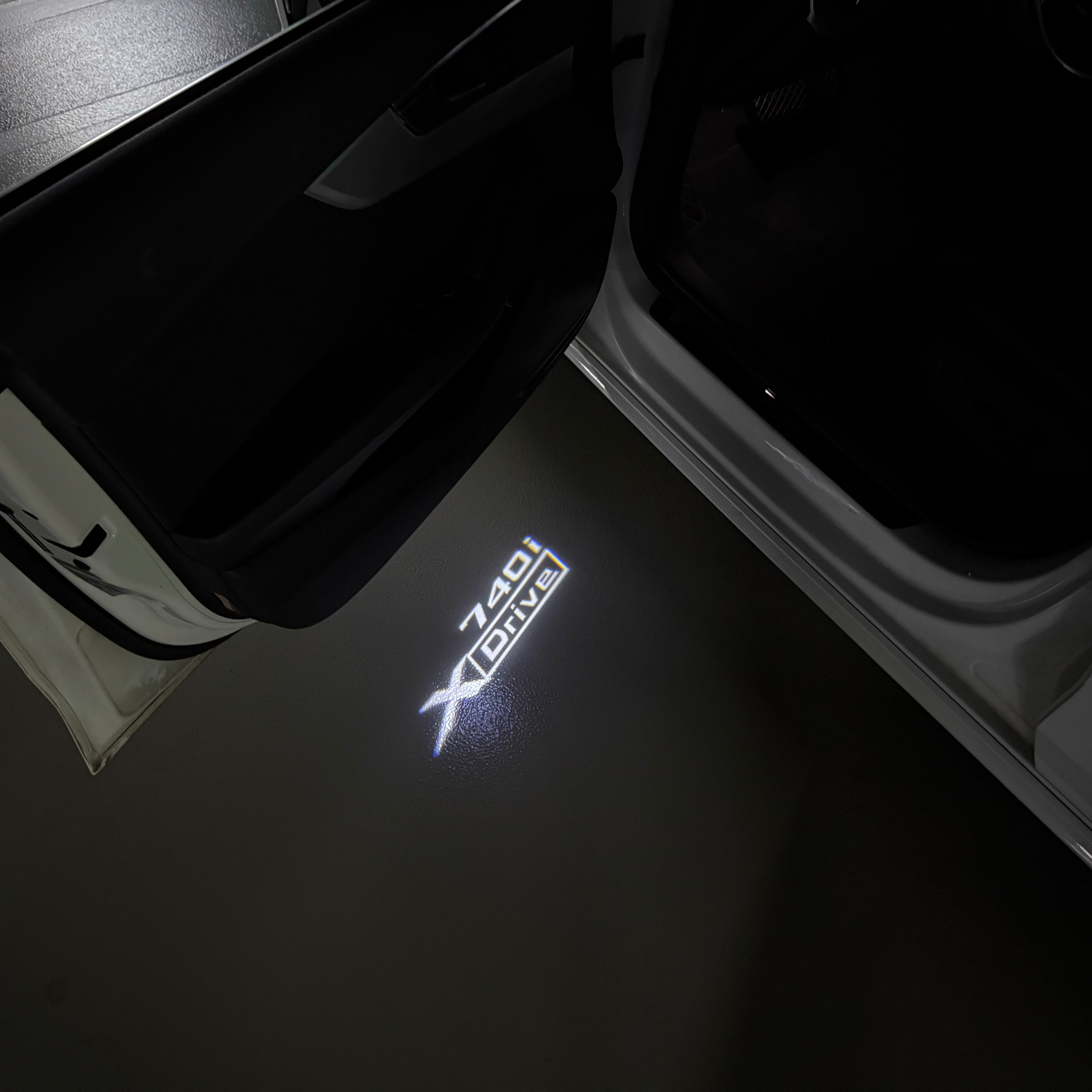 BMW M3 LOGO PROJECTOR LIGHTS Nr.24 (الكمية 1 = 1 مجموعة / 2 أضواء باب)