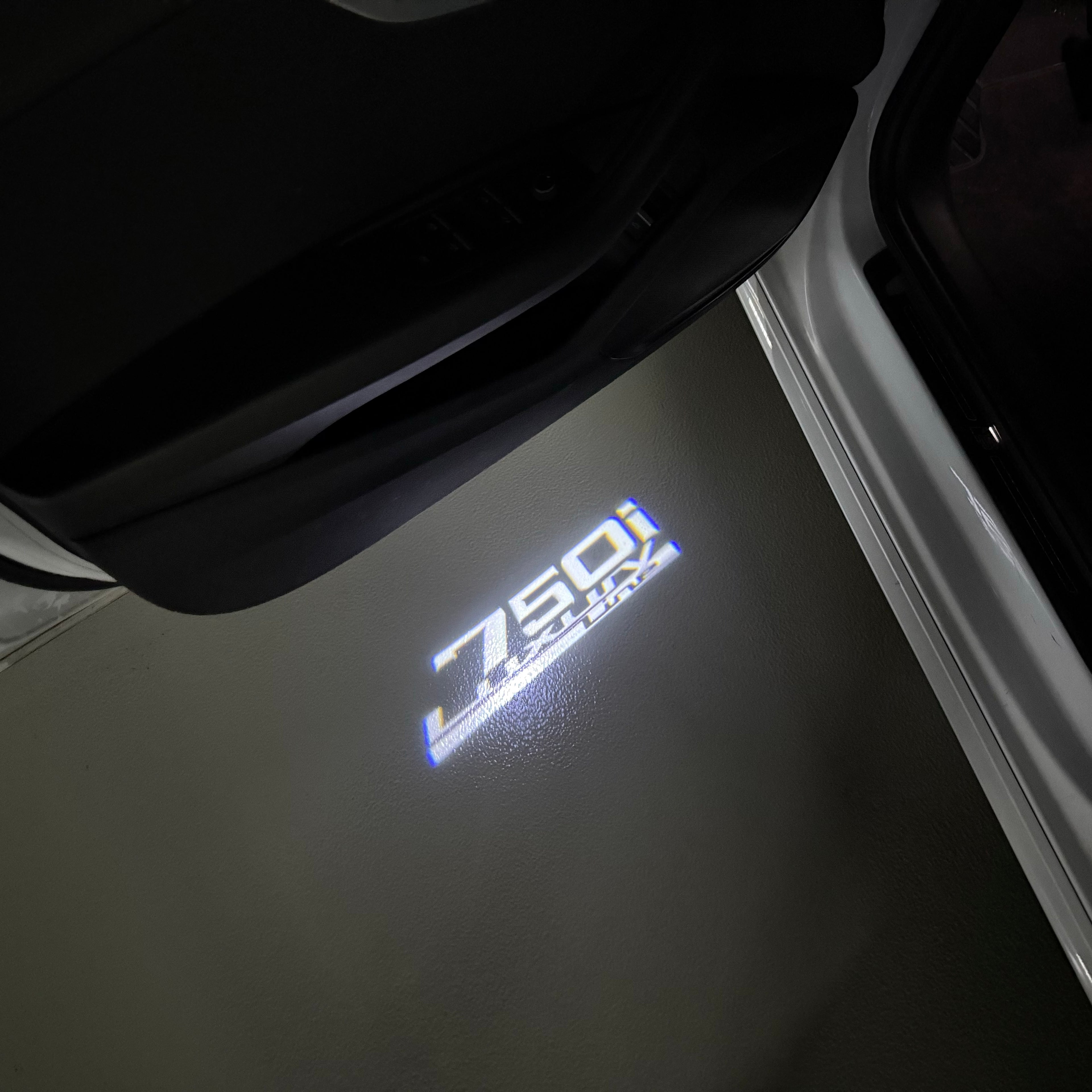 BMW M3 LOGO PROJECTOR LIGHTS Nr.24 (الكمية 1 = 1 مجموعة / 2 أضواء باب)