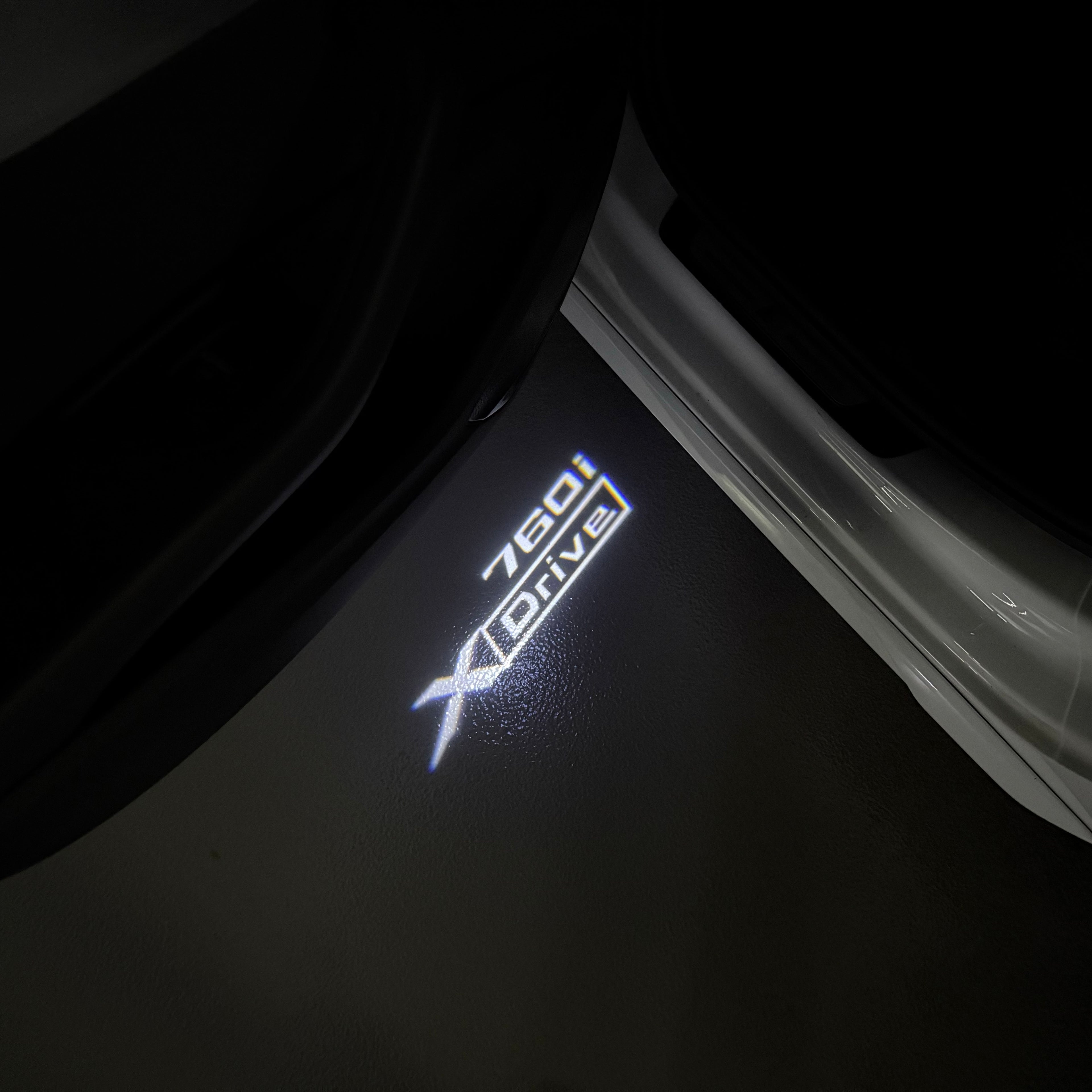 BMW M3 LOGO PROJECTOR LIGHTS Nr.24 (الكمية 1 = 1 مجموعة / 2 أضواء باب)