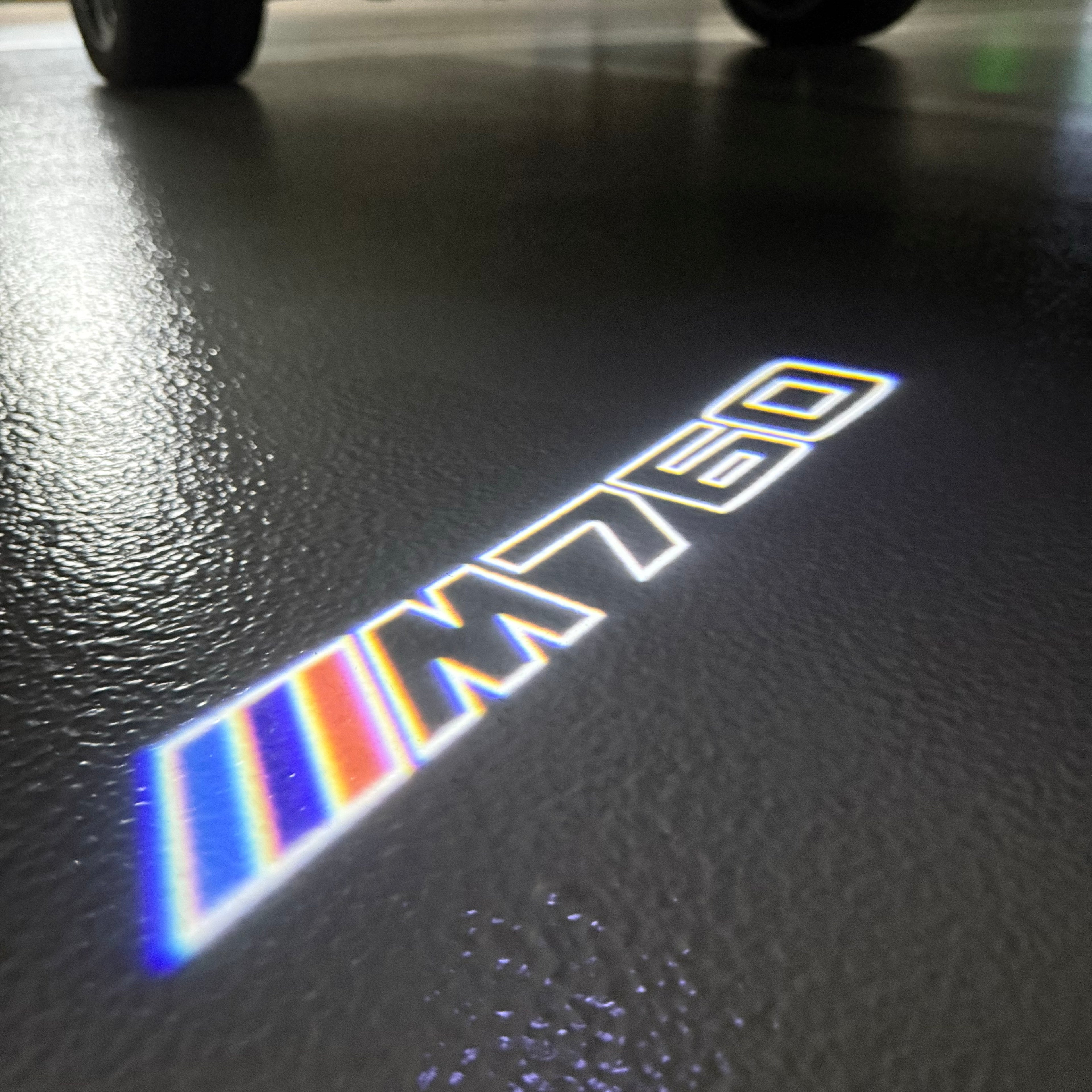 BMW M3 LOGO PROJECTOR LIGHTS Nr.24 (الكمية 1 = 1 مجموعة / 2 أضواء باب)