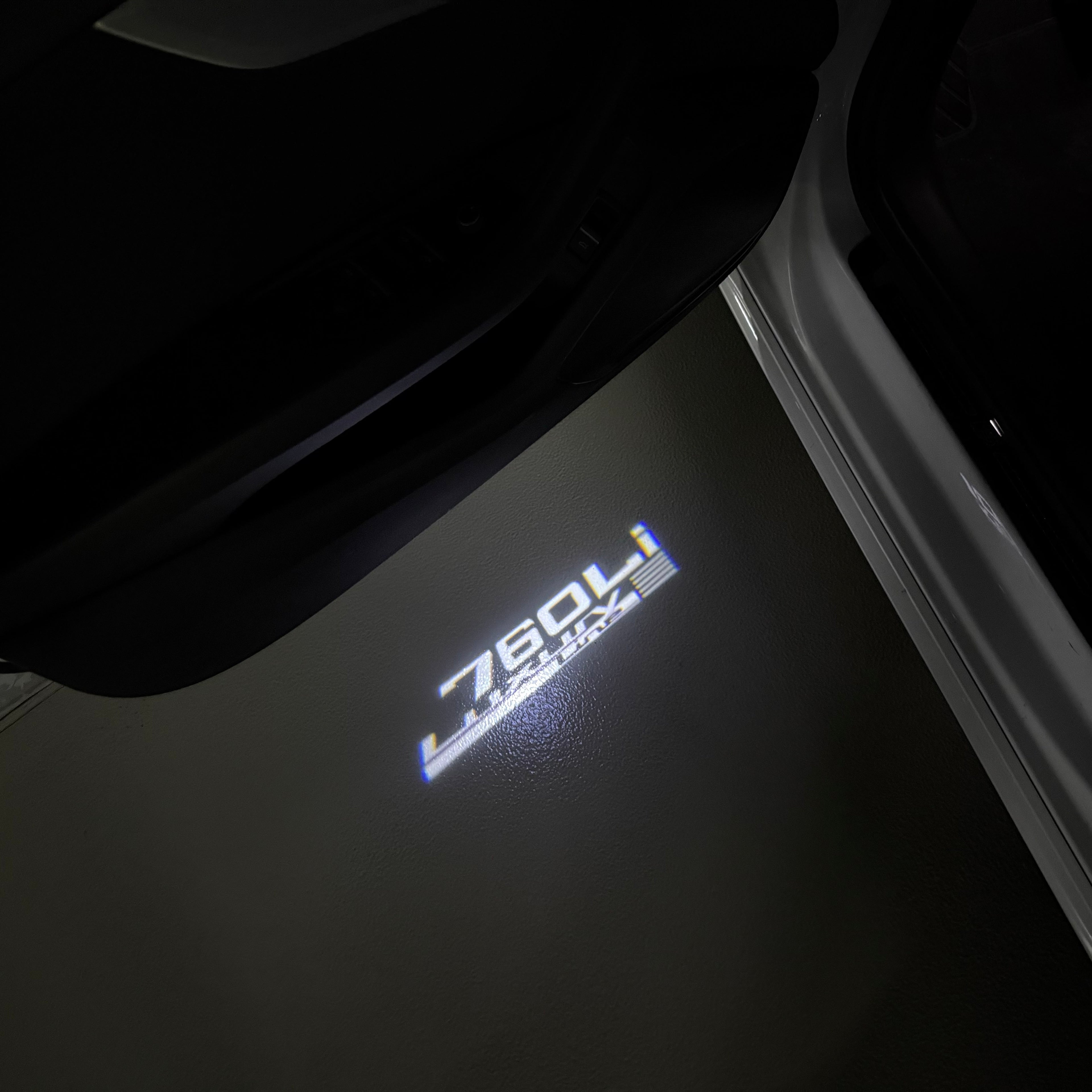 BMW M3 LOGO PROJECTOR LIGHTS Nr.24 (الكمية 1 = 1 مجموعة / 2 أضواء باب)