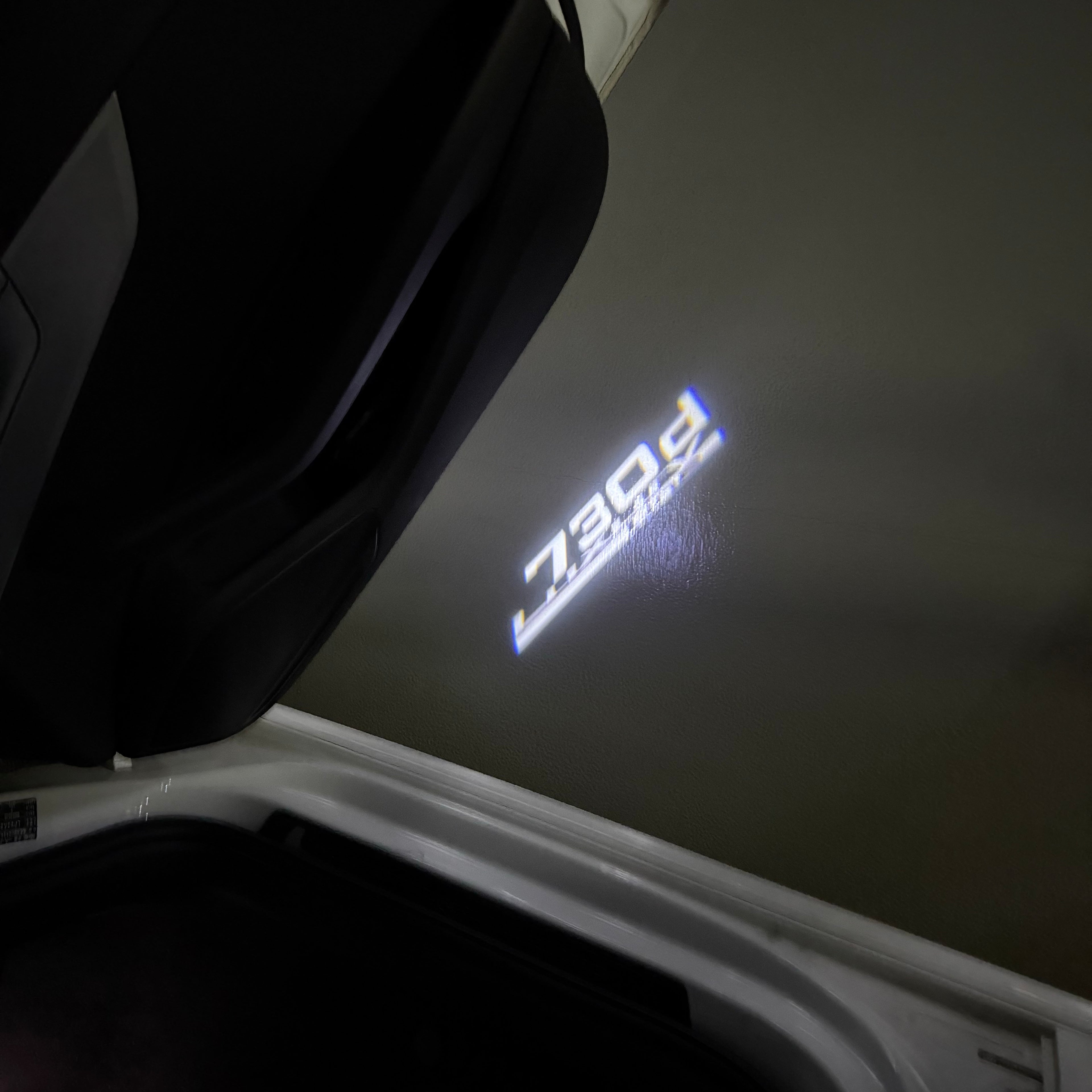 BMW M3 LOGO PROJECTOR LIGHTS Nr.24 (الكمية 1 = 1 مجموعة / 2 أضواء باب)
