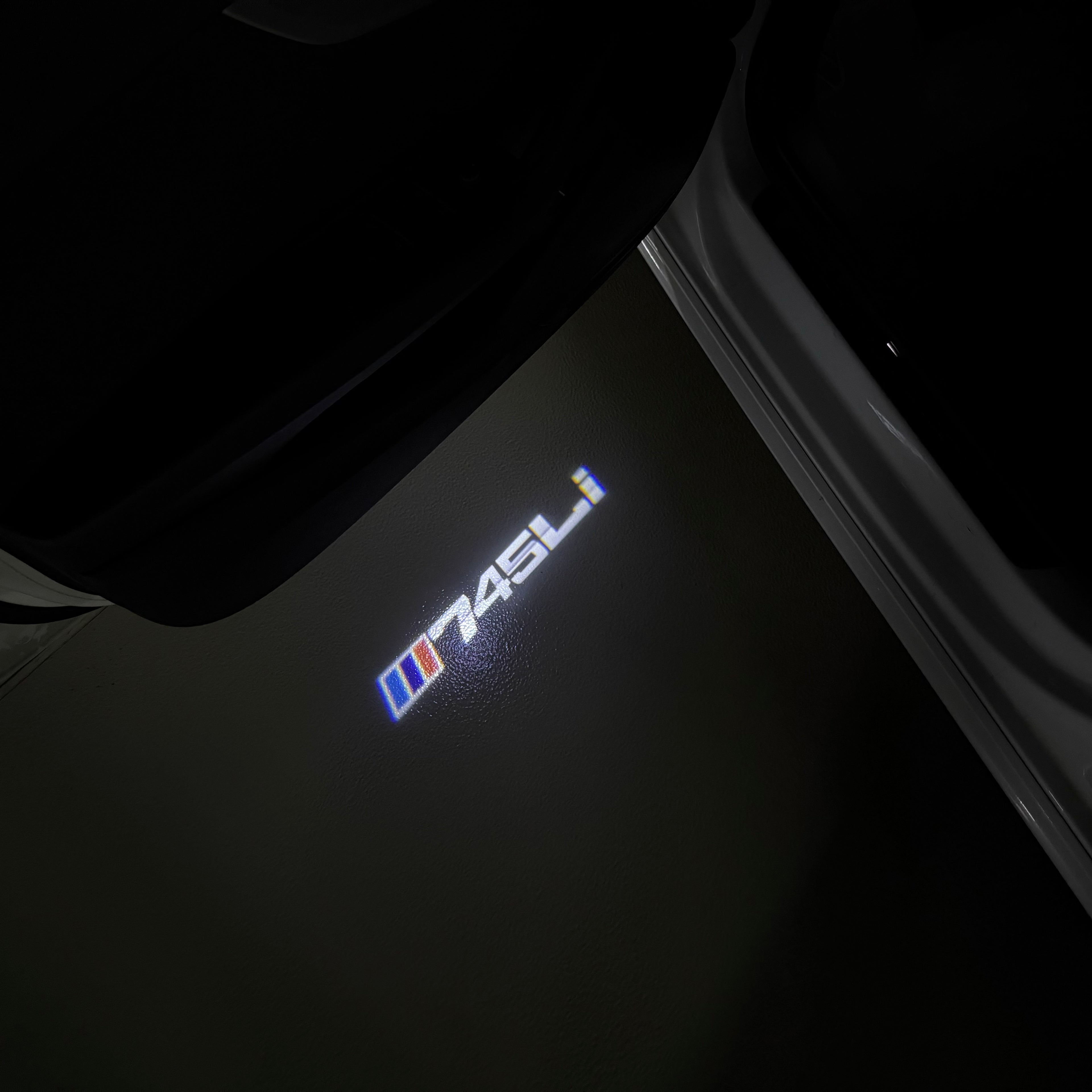 BMW M3 LOGO PROJECTOR LIGHTS Nr.24 (الكمية 1 = 1 مجموعة / 2 أضواء باب)