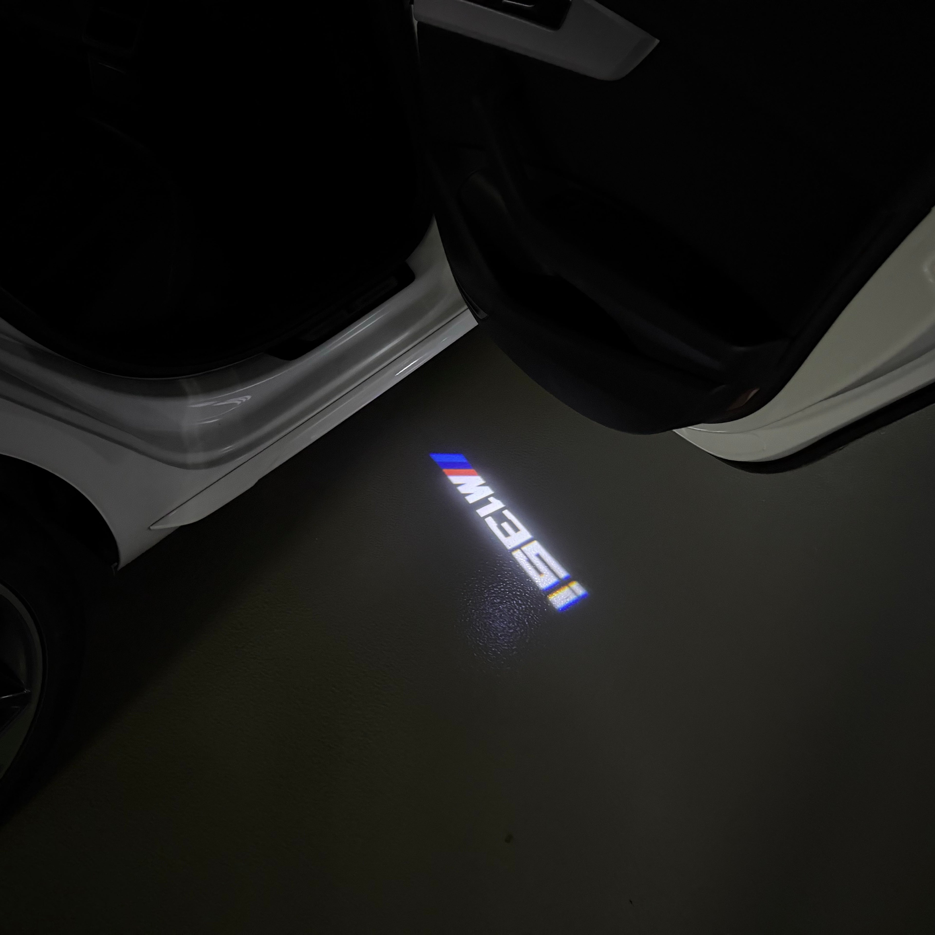 BMW M3 LOGO PROJECTOR LIGHTS Nr.24 (الكمية 1 = 1 مجموعة / 2 أضواء باب)