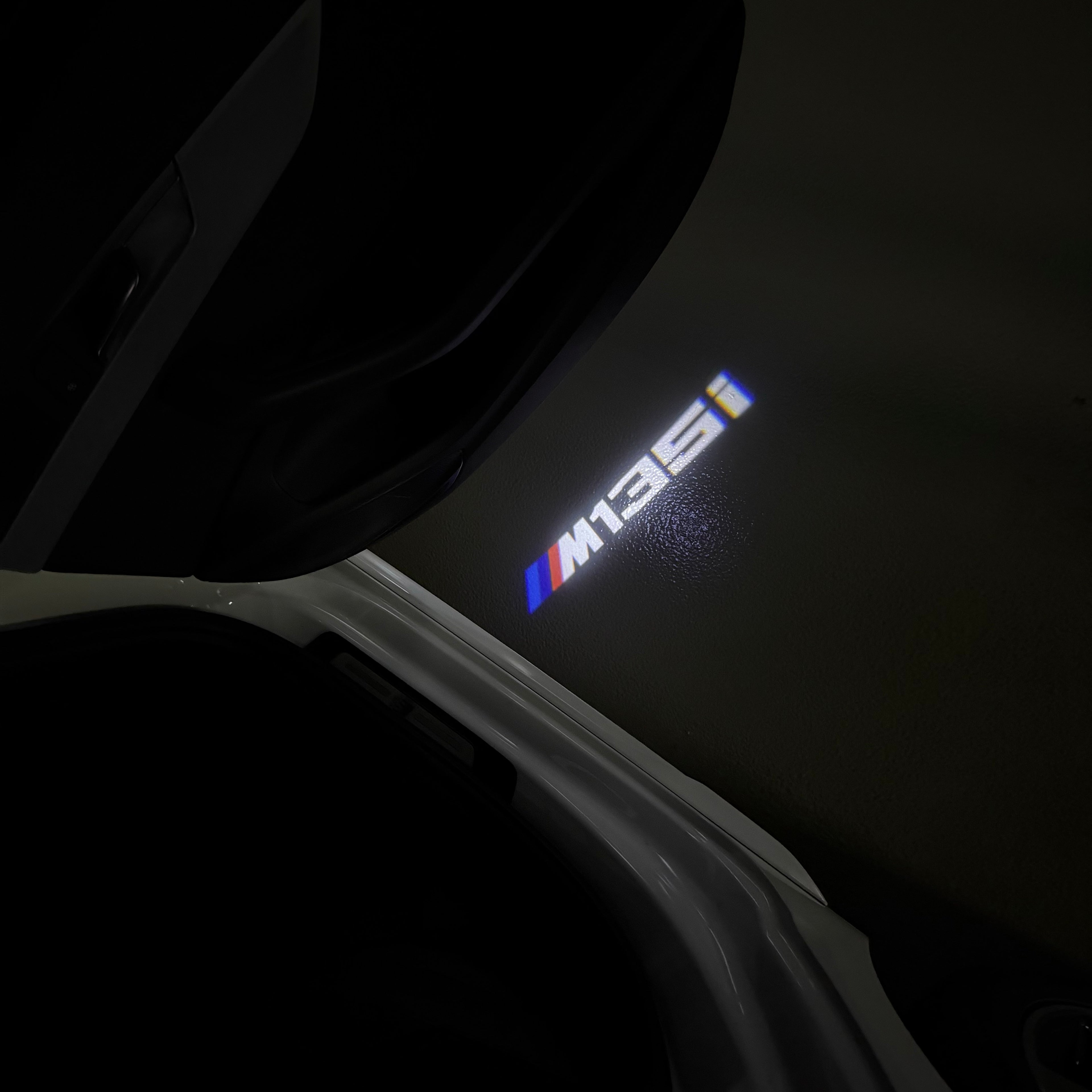 BMW M3 LOGO PROJECTOR LIGHTS Nr.24 (الكمية 1 = 1 مجموعة / 2 أضواء باب)