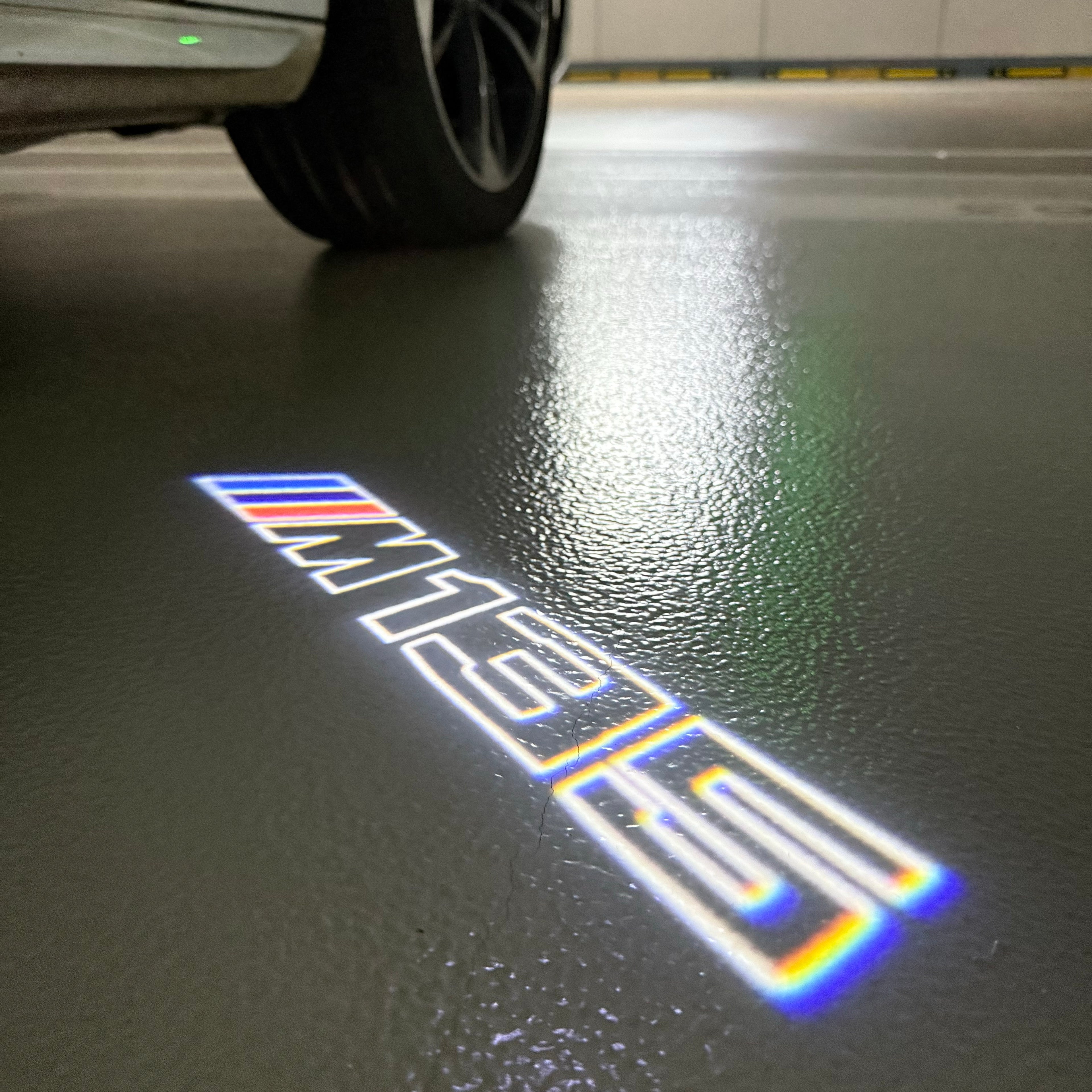 BMW M3 LOGO PROJECTOR LIGHTS Nr.24 (الكمية 1 = 1 مجموعة / 2 أضواء باب)