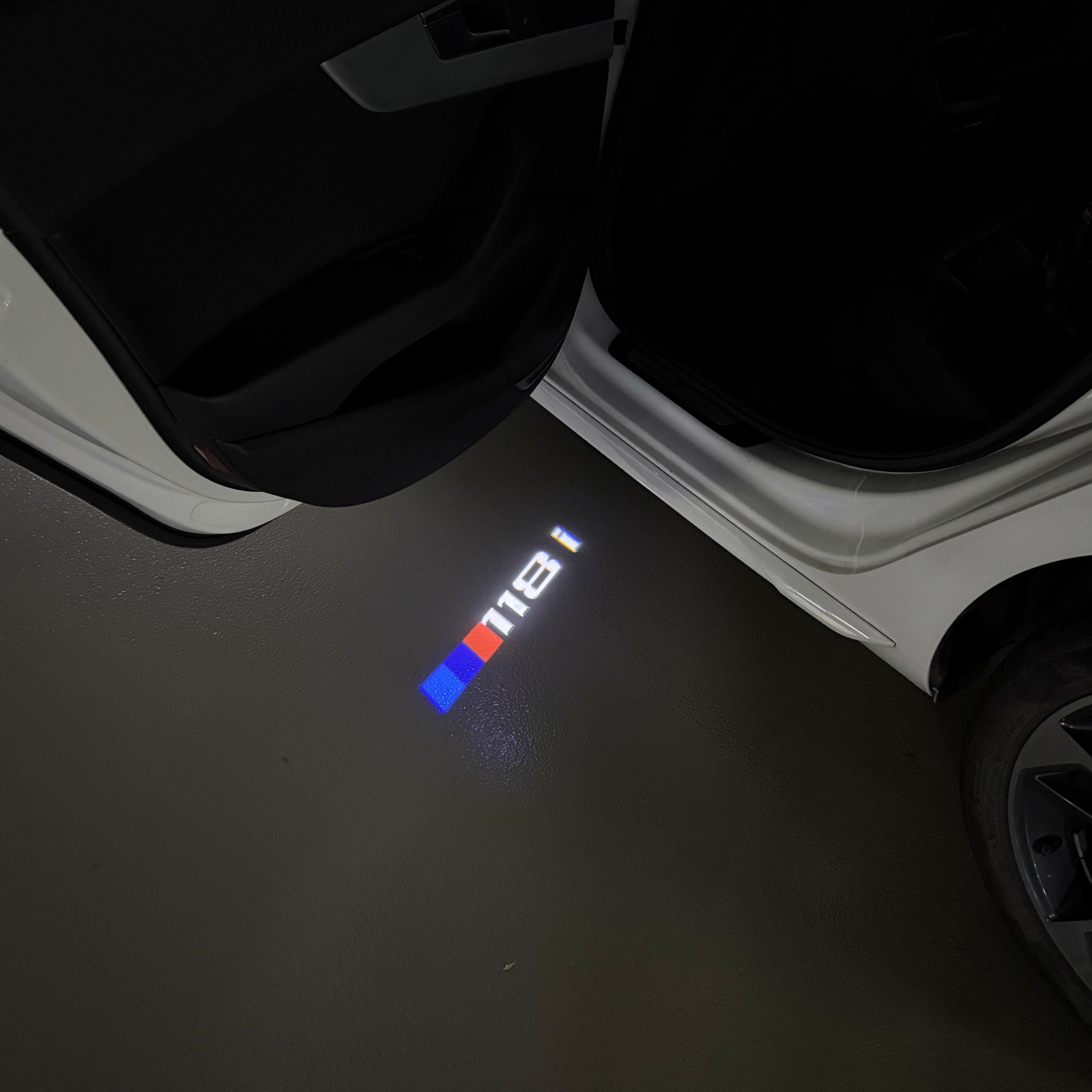 BMW M3 LOGO PROJECTOR LIGHTS Nr.24 (الكمية 1 = 1 مجموعة / 2 أضواء باب)