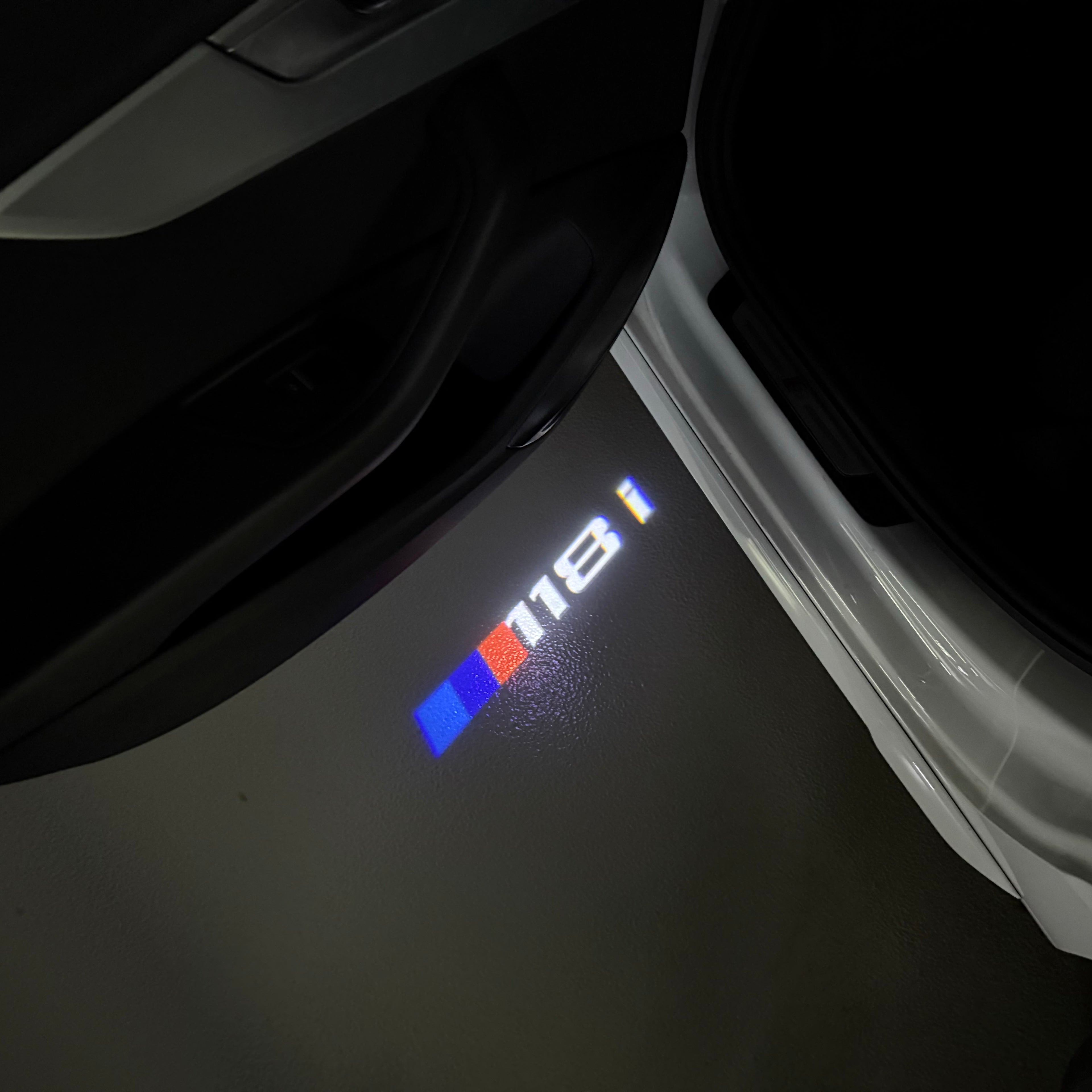 BMW M3 LOGO PROJECTOR LIGHTS Nr.24 (الكمية 1 = 1 مجموعة / 2 أضواء باب)