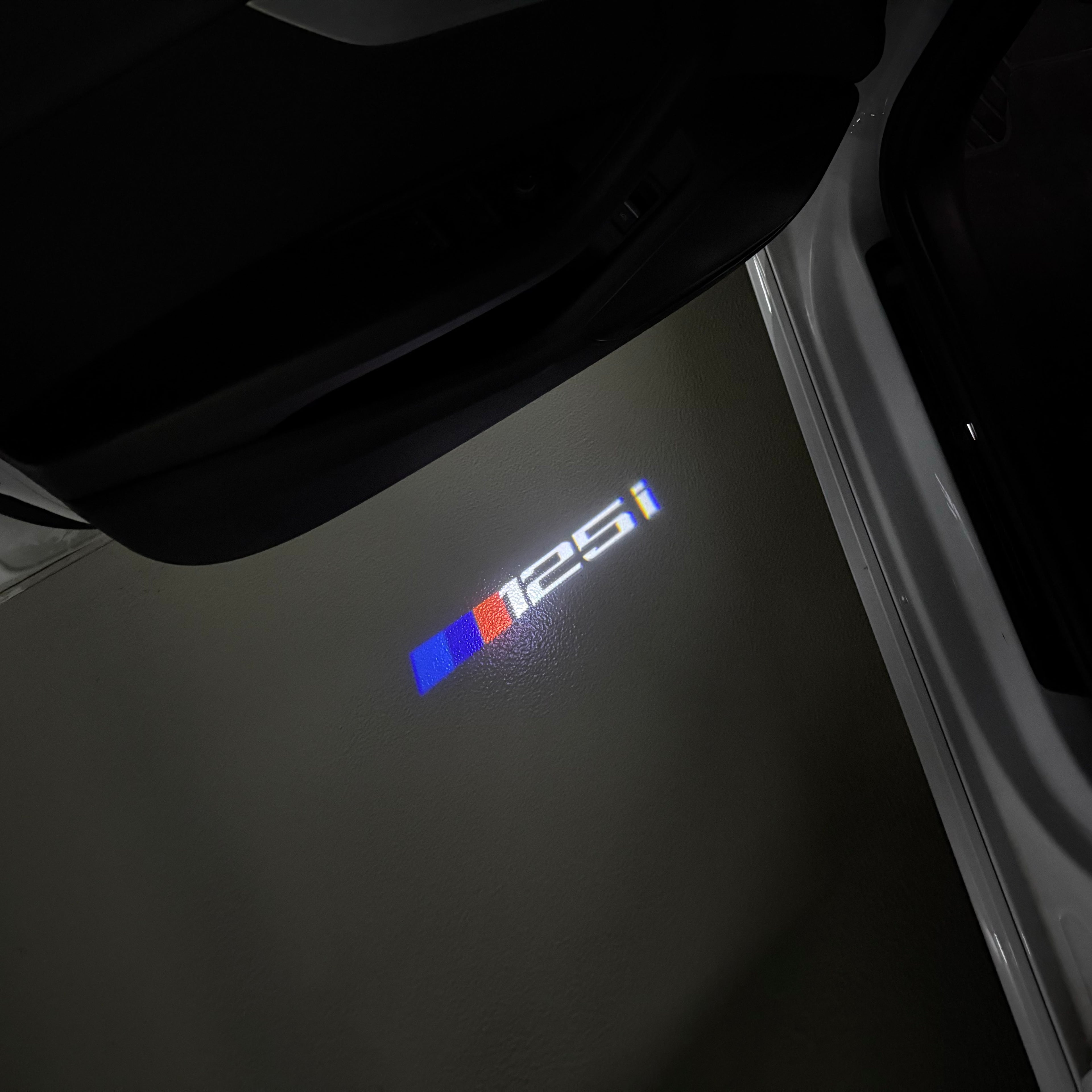 BMW M3 LOGO PROJECTOR LIGHTS Nr.24 (الكمية 1 = 1 مجموعة / 2 أضواء باب)
