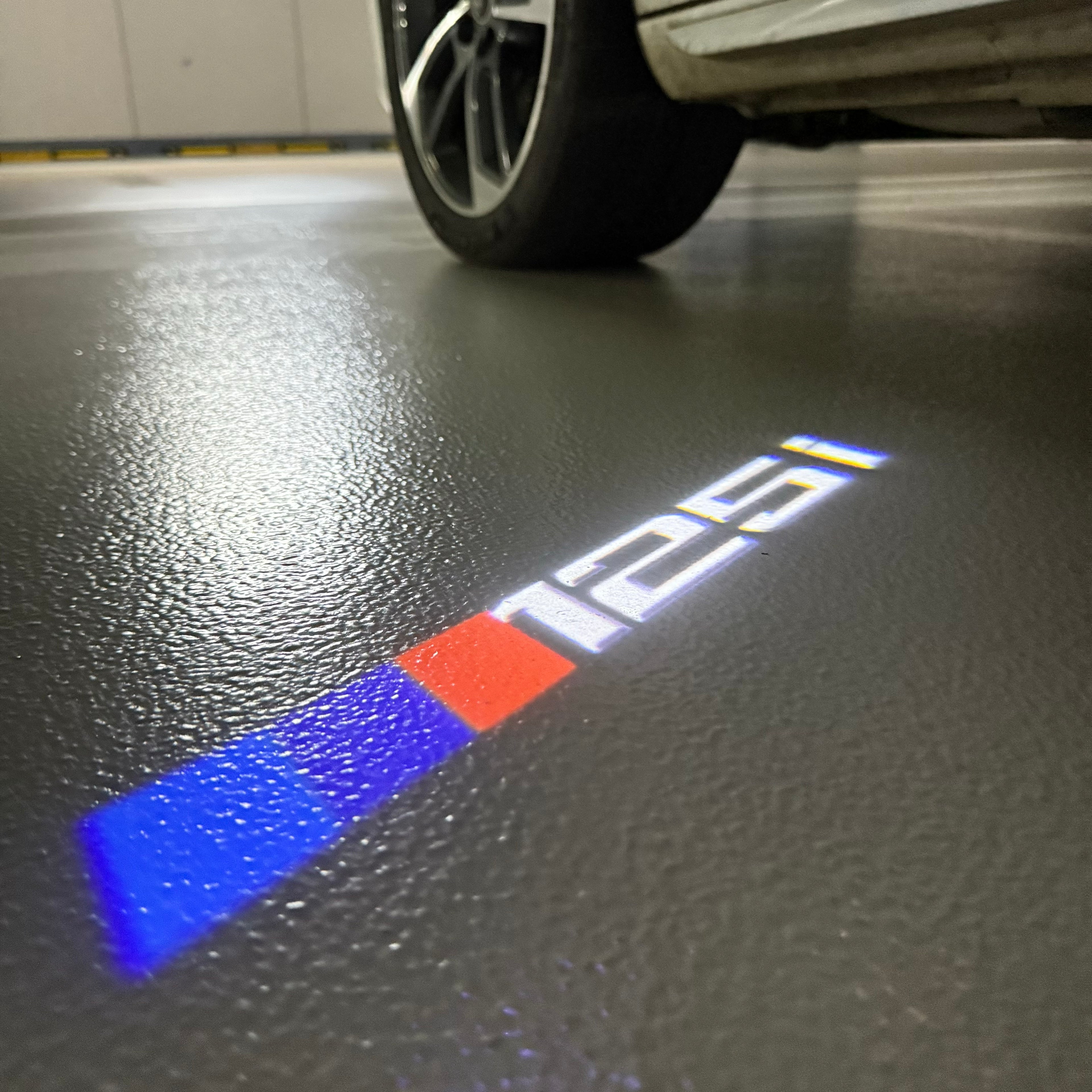 BMW M3 LOGO PROJECTOR LIGHTS Nr.24 (الكمية 1 = 1 مجموعة / 2 أضواء باب)