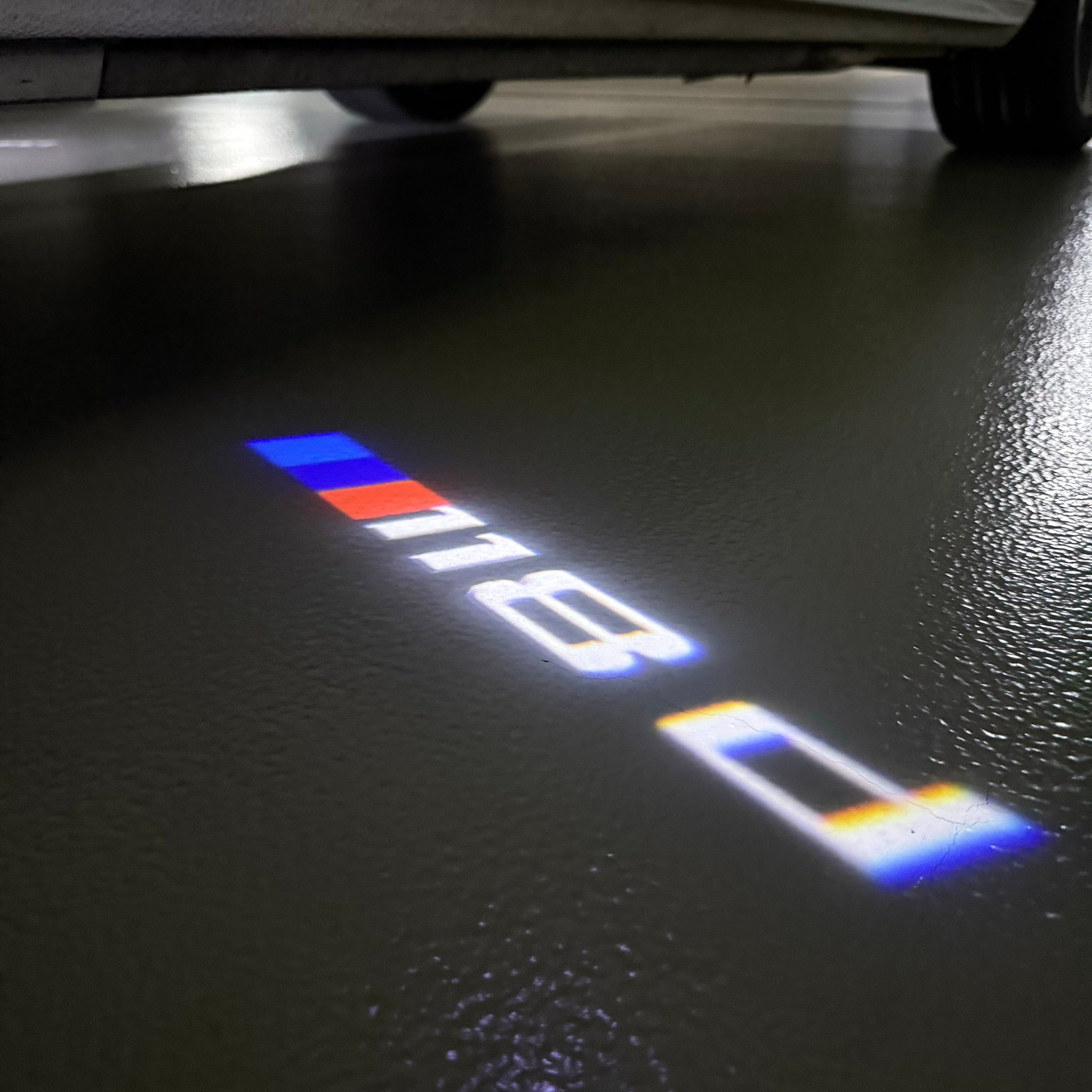 BMW M3 LOGO PROJECTOR LIGHTS Nr.24 (الكمية 1 = 1 مجموعة / 2 أضواء باب)