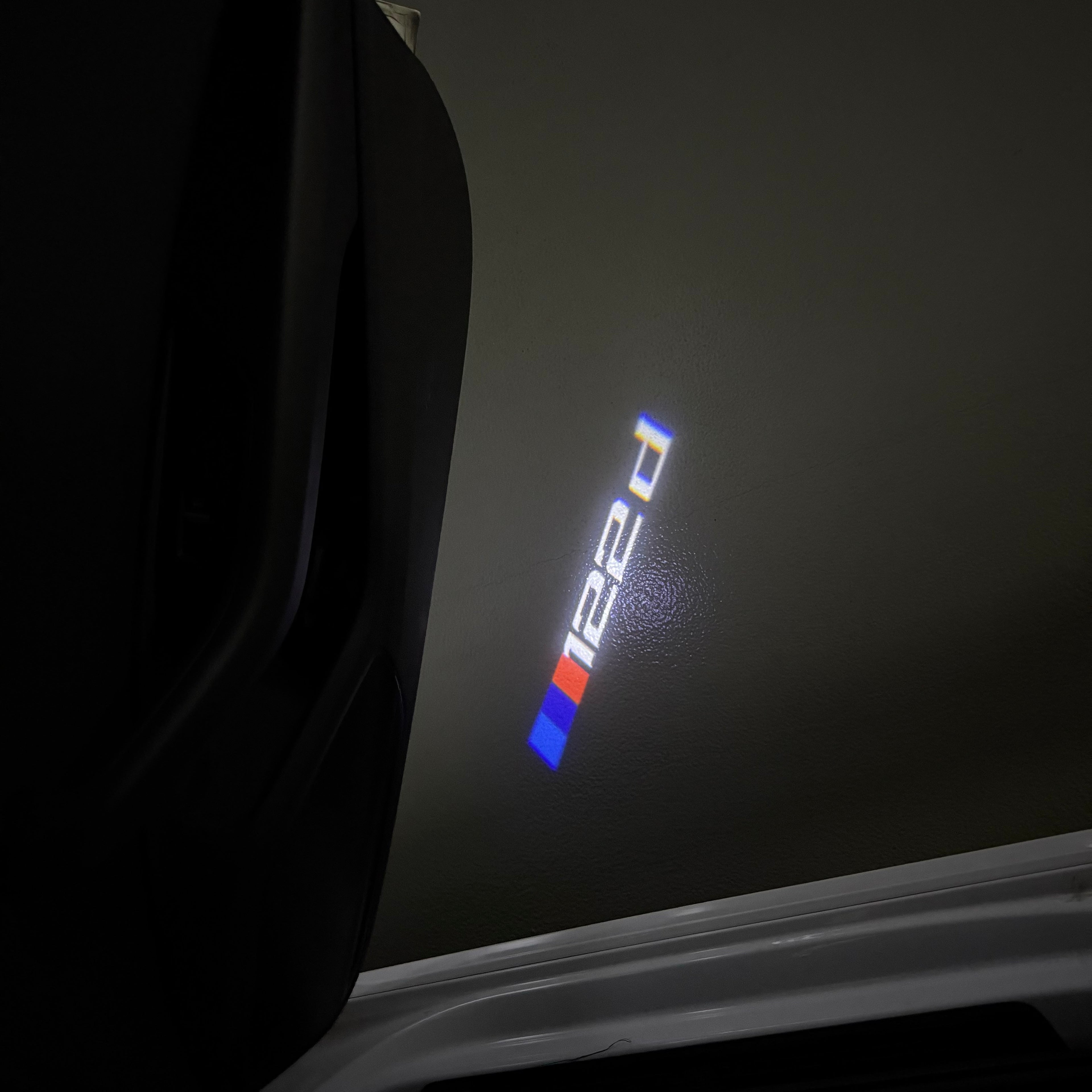 BMW M3 LOGO PROJECTOR LIGHTS Nr.24 (الكمية 1 = 1 مجموعة / 2 أضواء باب)