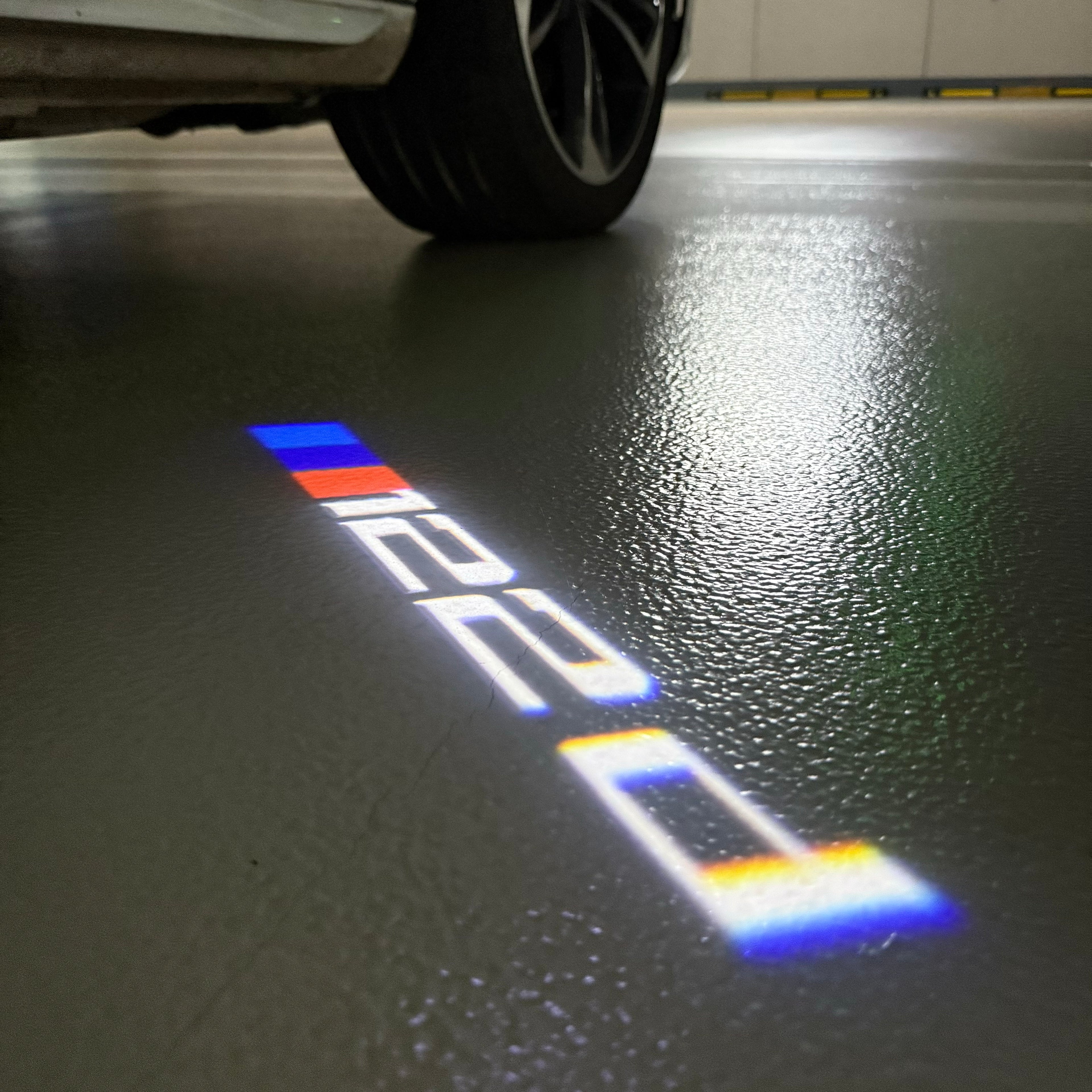 BMW M3 LOGO PROJECTOR LIGHTS Nr.24 (الكمية 1 = 1 مجموعة / 2 أضواء باب)