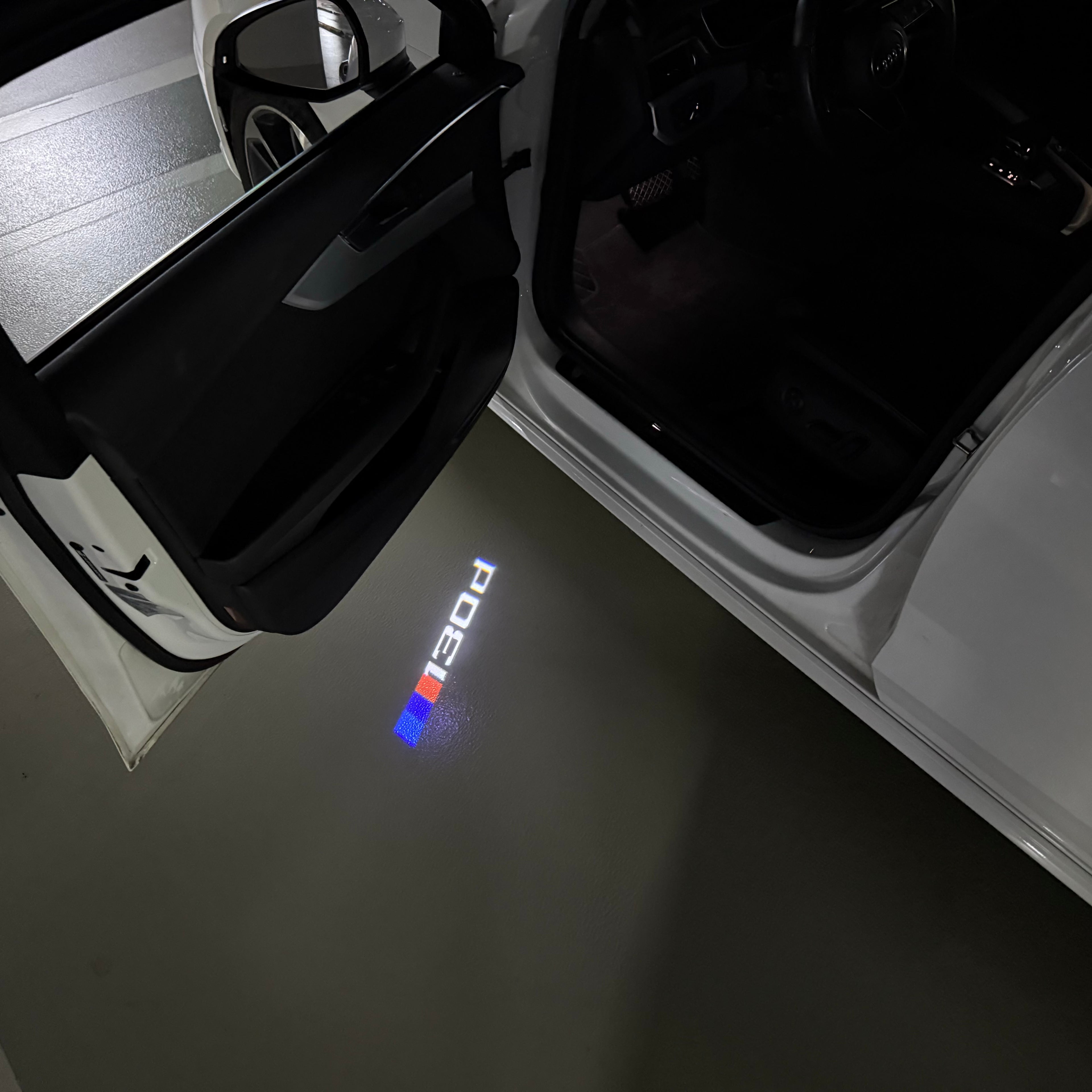 BMW M3 LOGO PROJECTOR LIGHTS Nr.24 (الكمية 1 = 1 مجموعة / 2 أضواء باب)