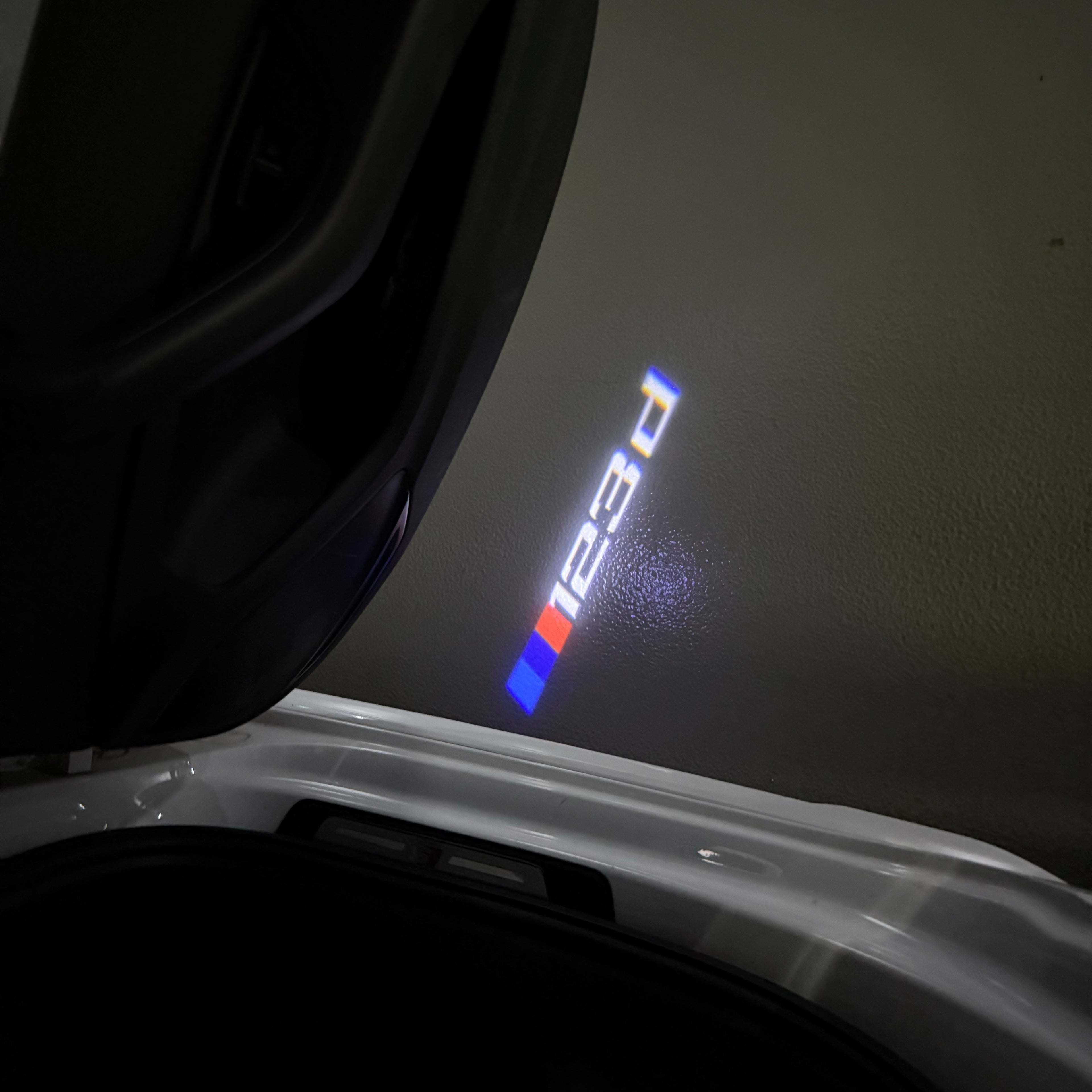 BMW M3 LOGO PROJECTOR LIGHTS Nr.24 (الكمية 1 = 1 مجموعة / 2 أضواء باب)