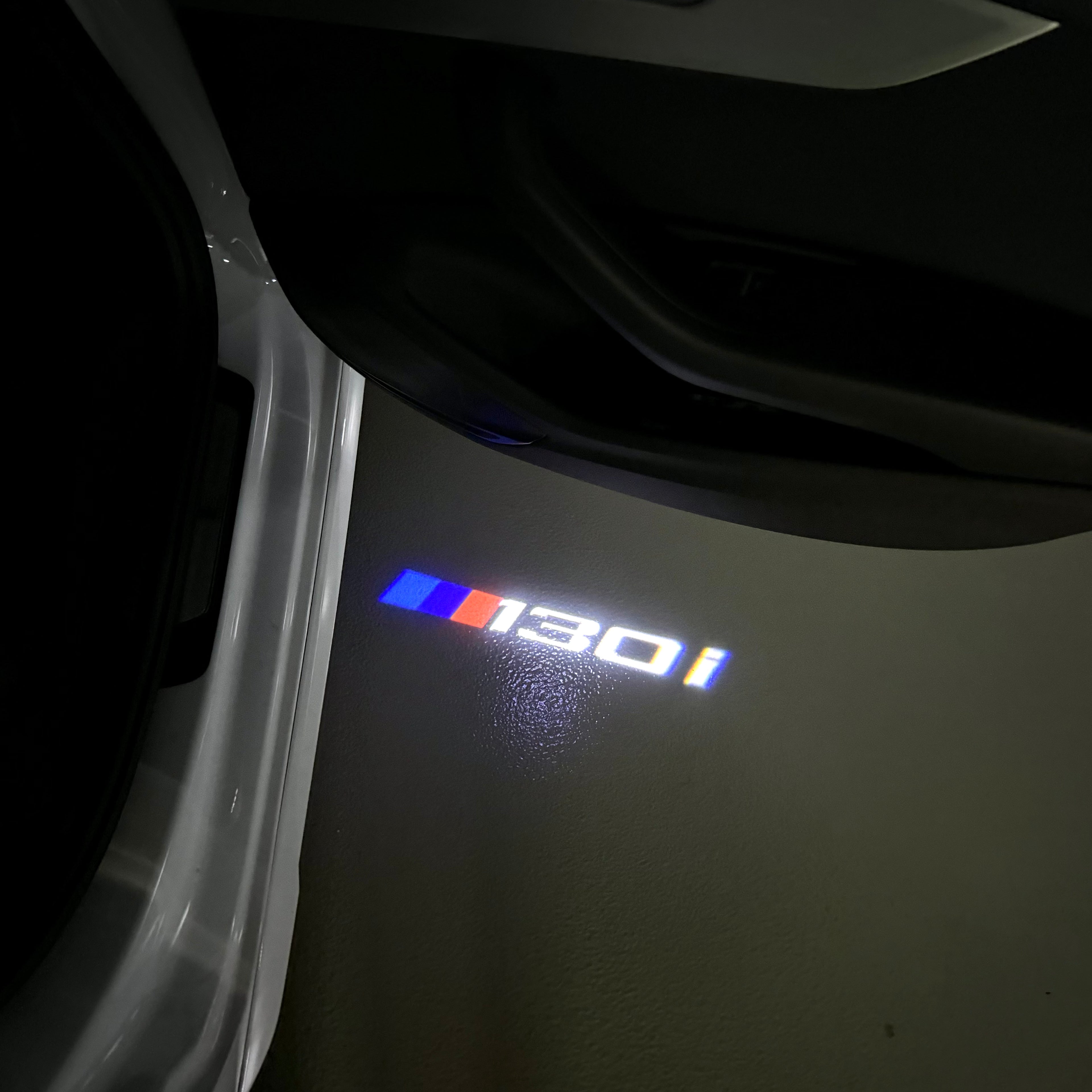 BMW M3 LOGO PROJECTOR LIGHTS Nr.24 (الكمية 1 = 1 مجموعة / 2 أضواء باب)