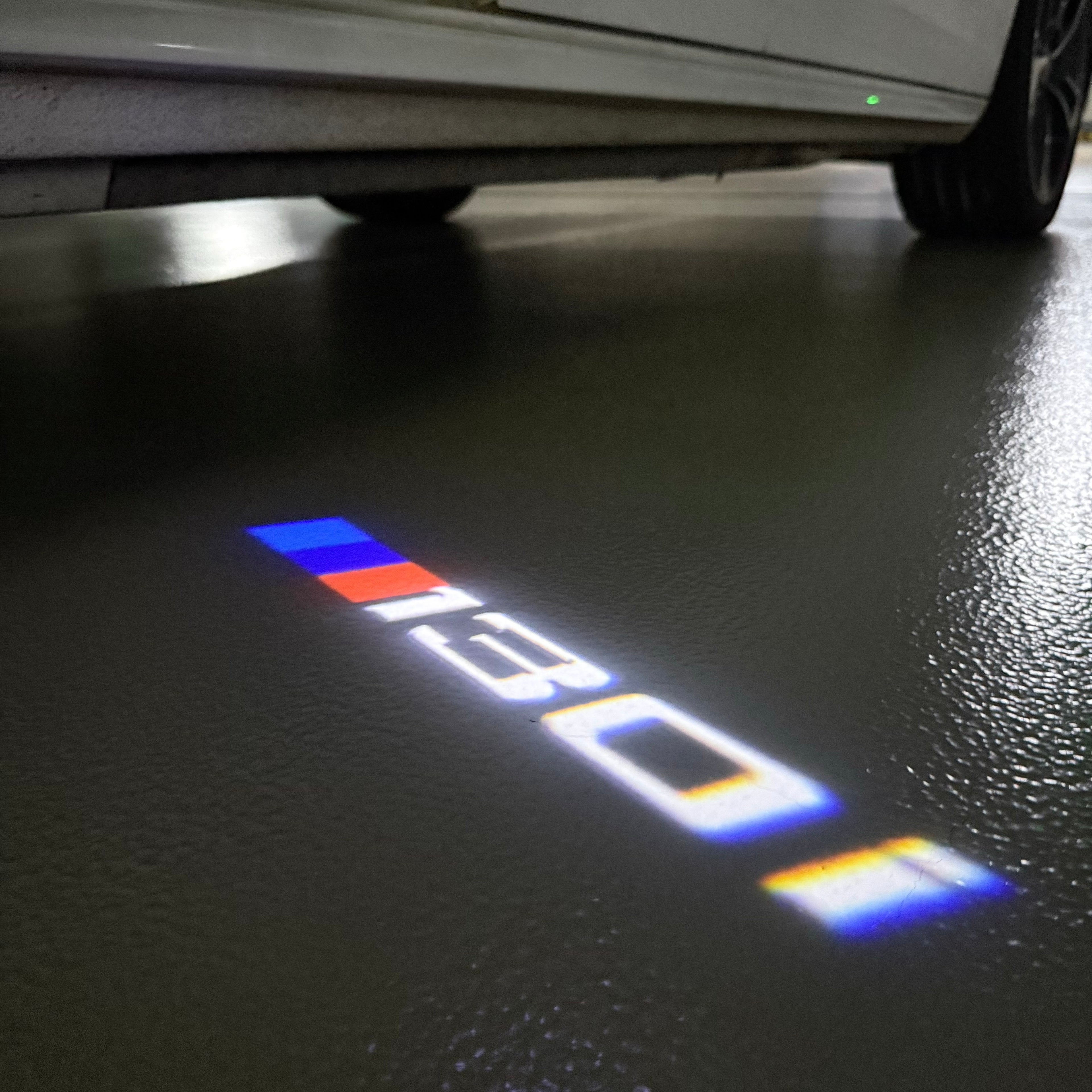 BMW M3 LOGO PROJECTOR LIGHTS Nr.24 (الكمية 1 = 1 مجموعة / 2 أضواء باب)