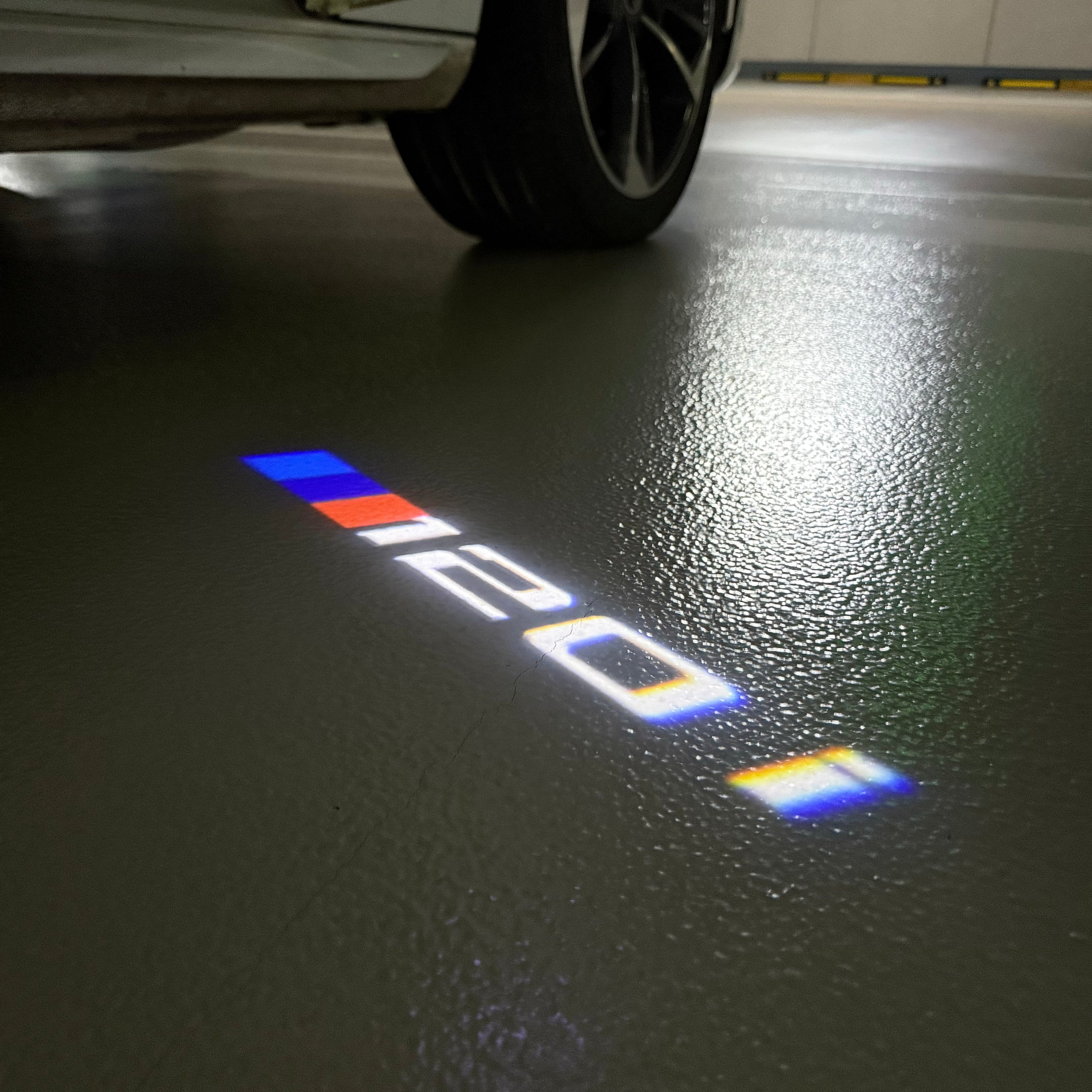 BMW M3 LOGO PROJECTOR LIGHTS Nr.24 (الكمية 1 = 1 مجموعة / 2 أضواء باب)