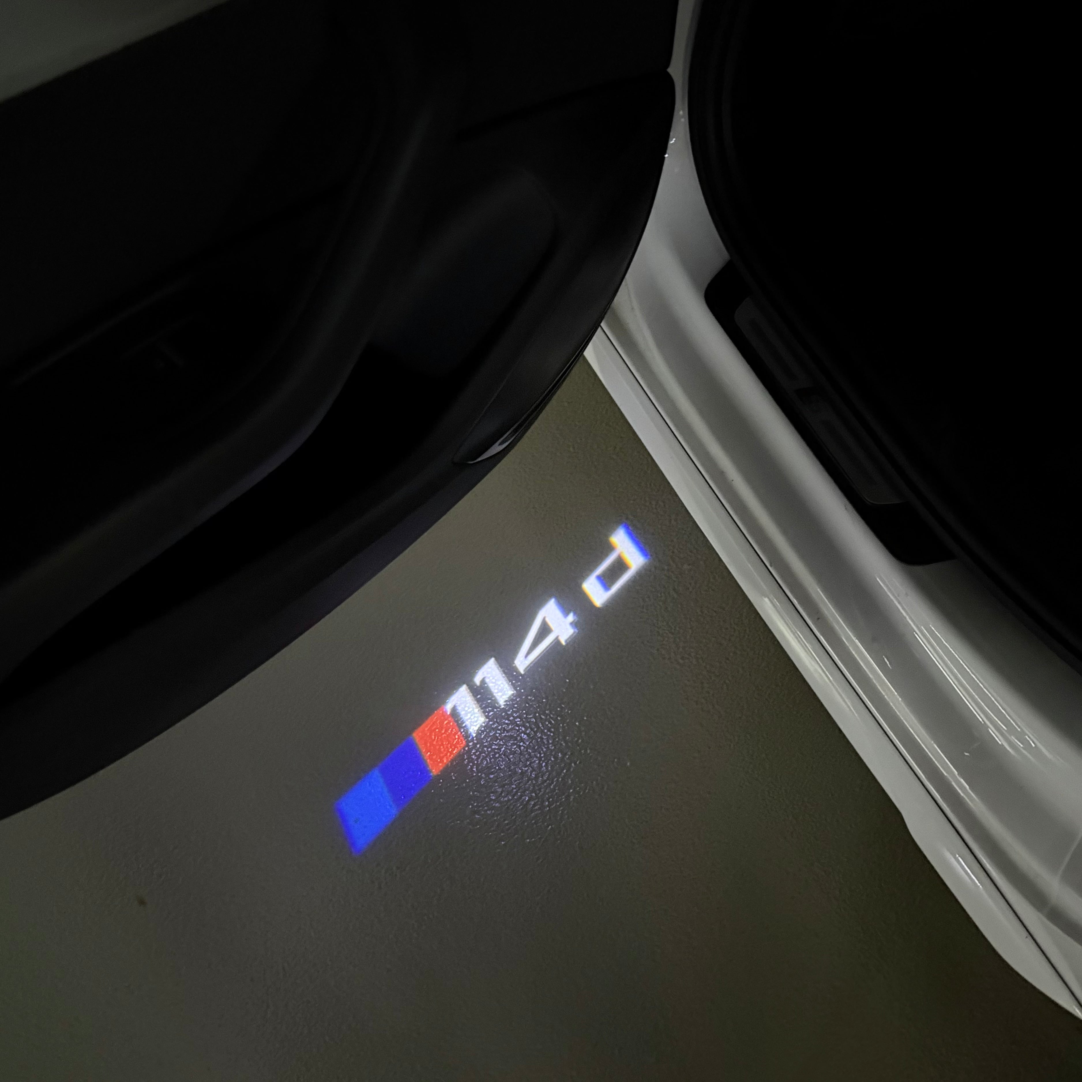 BMW M3 LOGO PROJECTOR LIGHTS Nr.24 (الكمية 1 = 1 مجموعة / 2 أضواء باب)