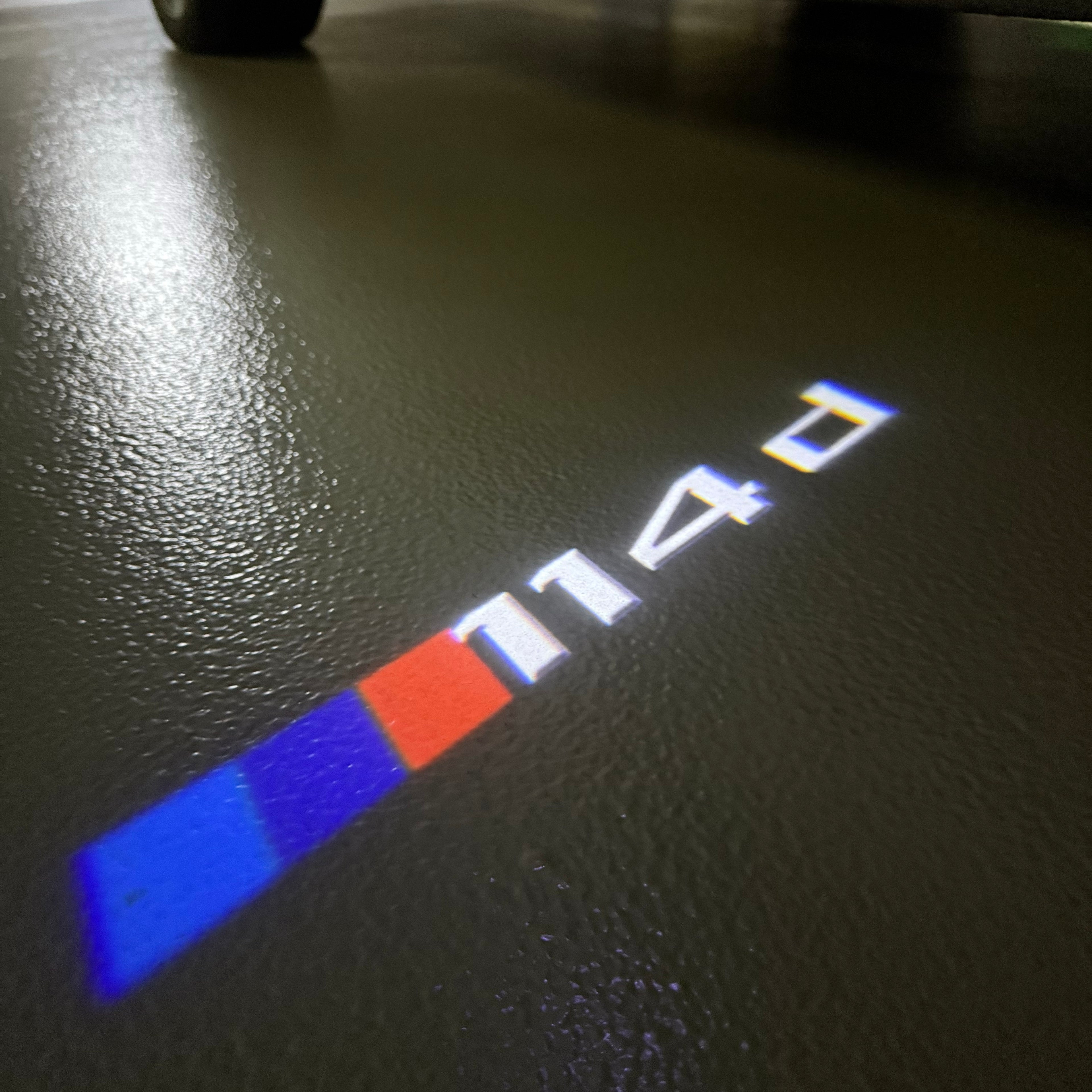 BMW M3 LOGO PROJECTOR LIGHTS Nr.24 (الكمية 1 = 1 مجموعة / 2 أضواء باب)