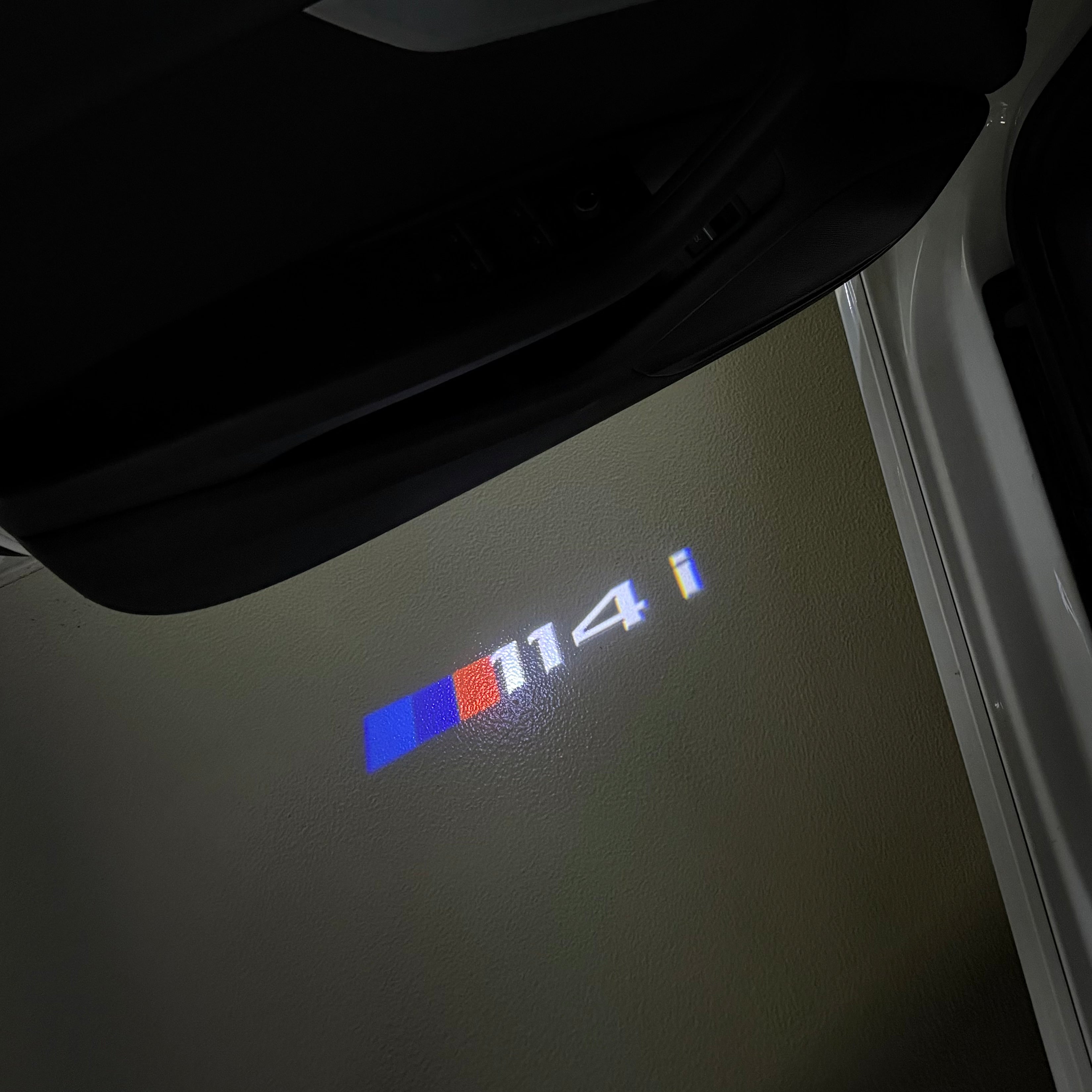 BMW M3 LOGO PROJECTOR LIGHTS Nr.24 (الكمية 1 = 1 مجموعة / 2 أضواء باب)