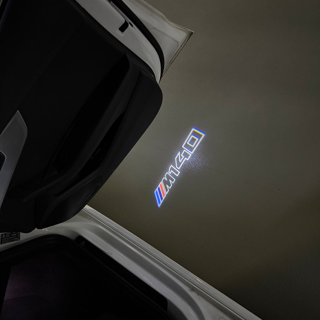 BMW M3 LOGO PROJECTOR LIGHTS Nr.24 (الكمية 1 = 1 مجموعة / 2 أضواء باب)
