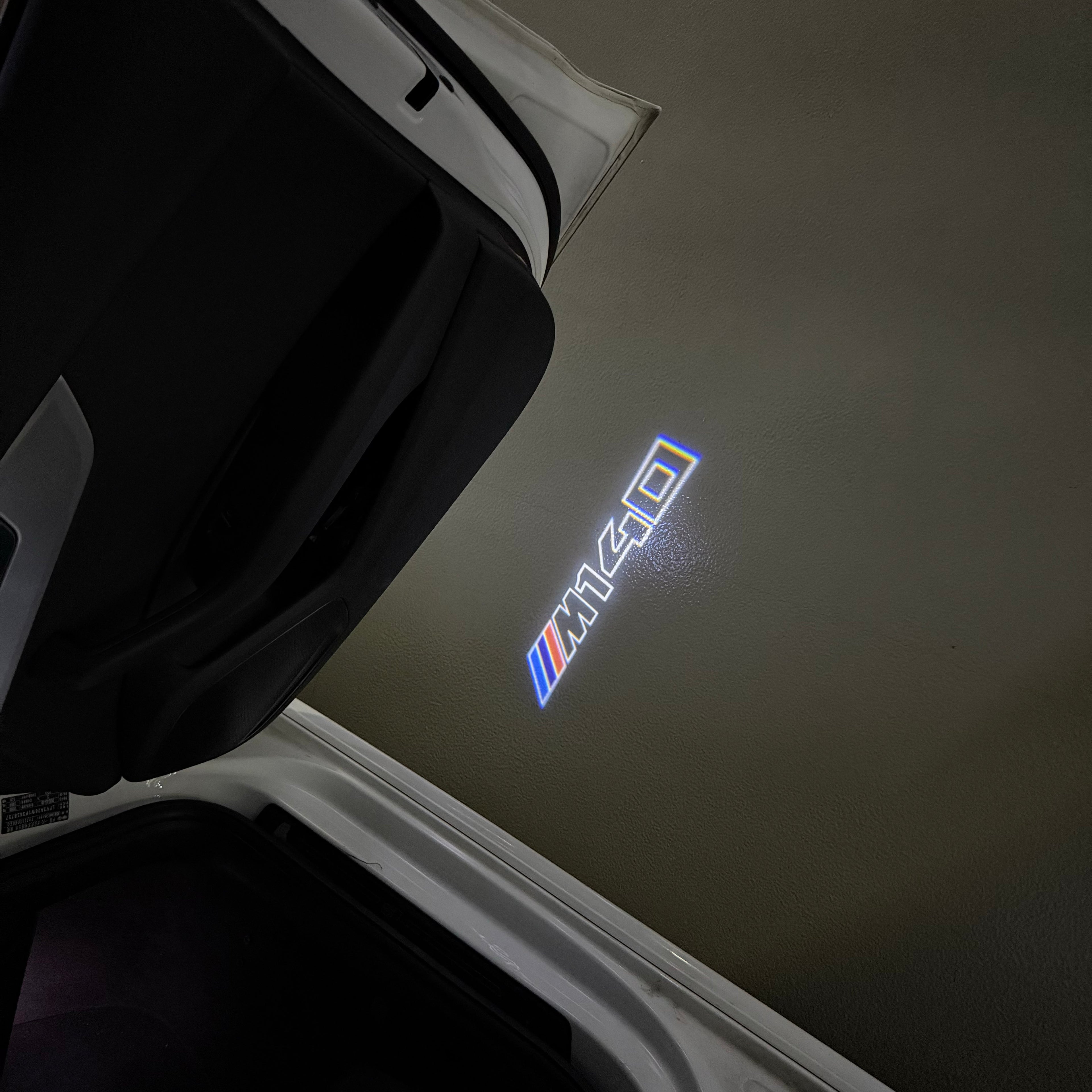 BMW M3 LOGO PROJECTOR LIGHTS Nr.24 (الكمية 1 = 1 مجموعة / 2 أضواء باب)