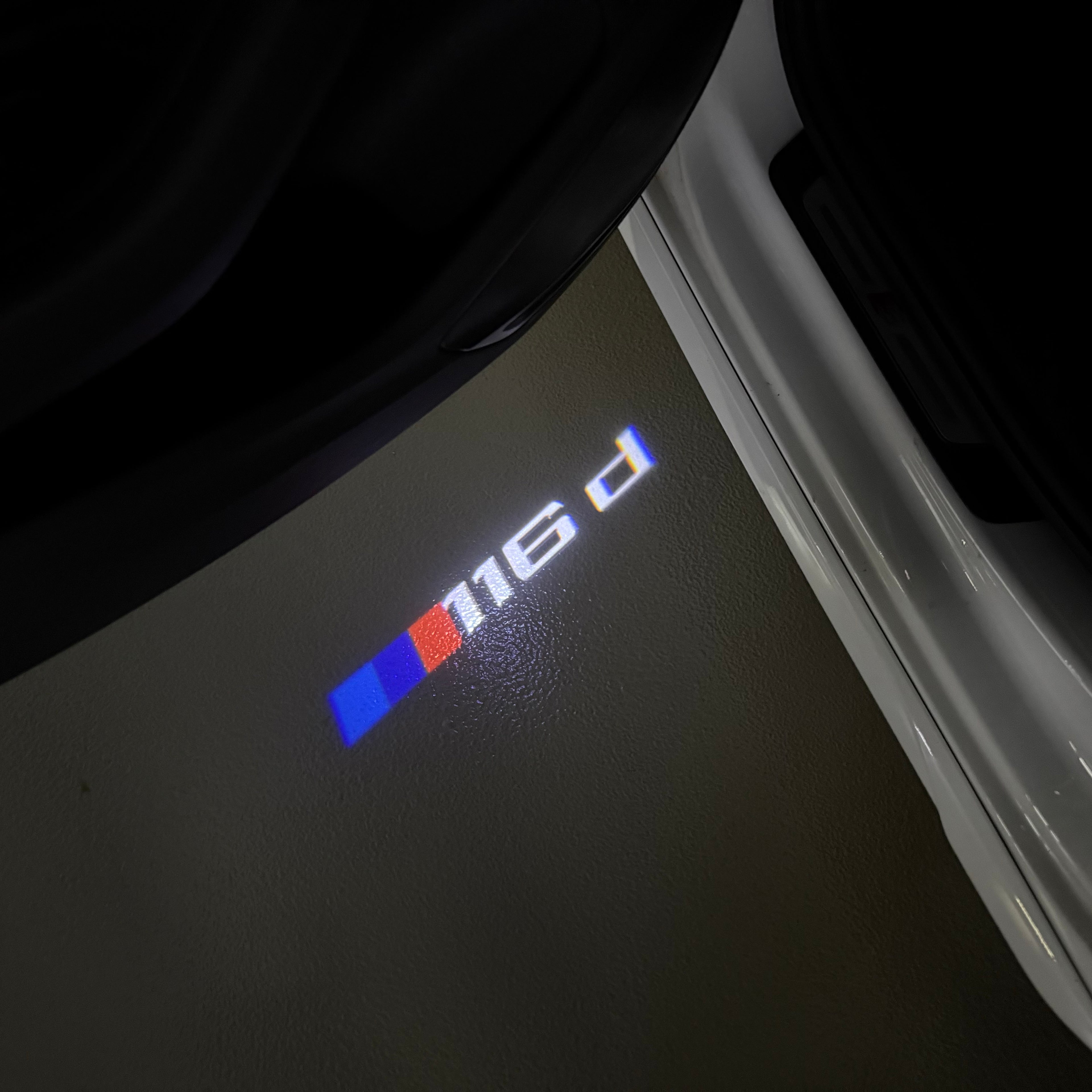 BMW M3 LOGO PROJECTOR LIGHTS Nr.24 (الكمية 1 = 1 مجموعة / 2 أضواء باب)