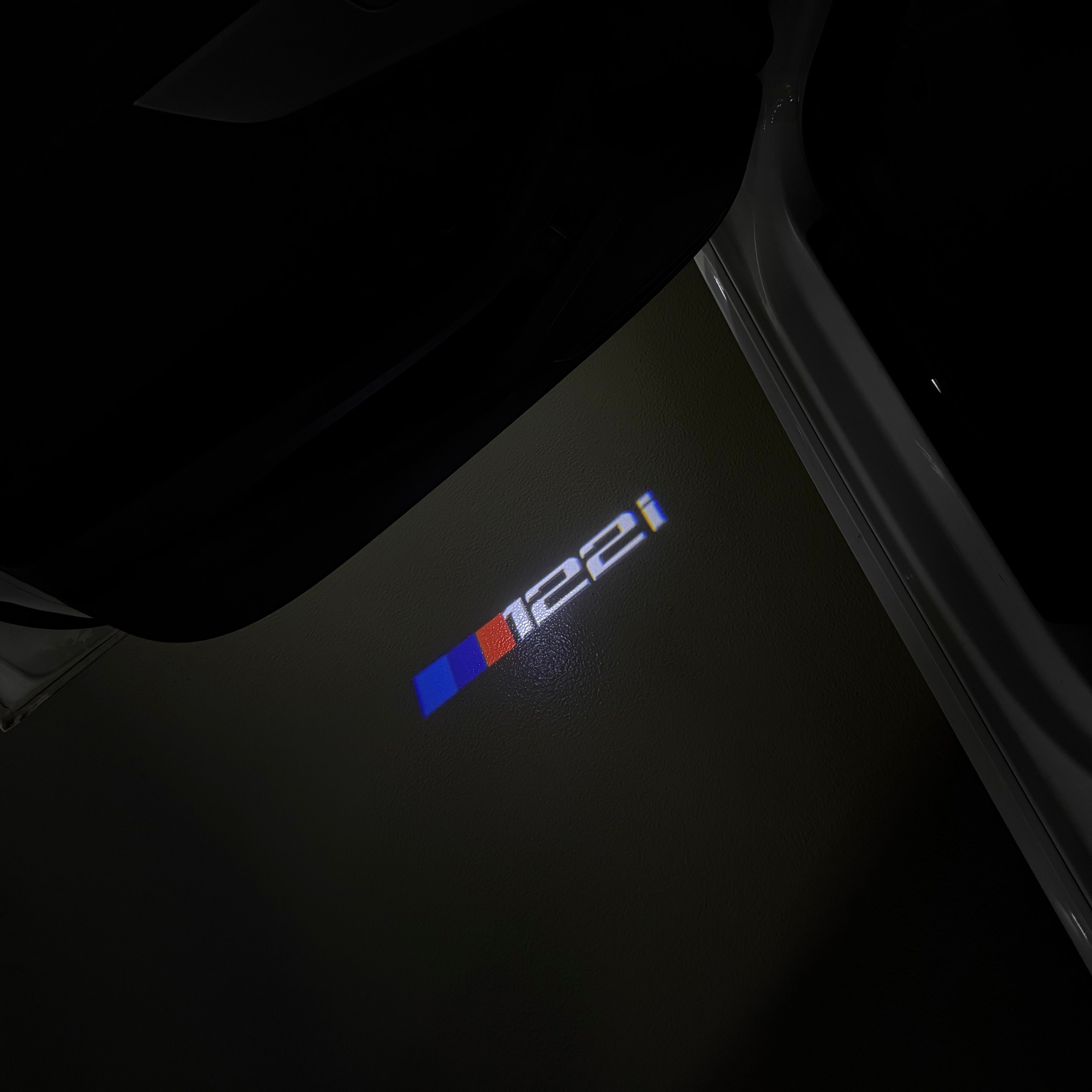 BMW M3 LOGO PROJECTOR LIGHTS Nr.24 (الكمية 1 = 1 مجموعة / 2 أضواء باب)