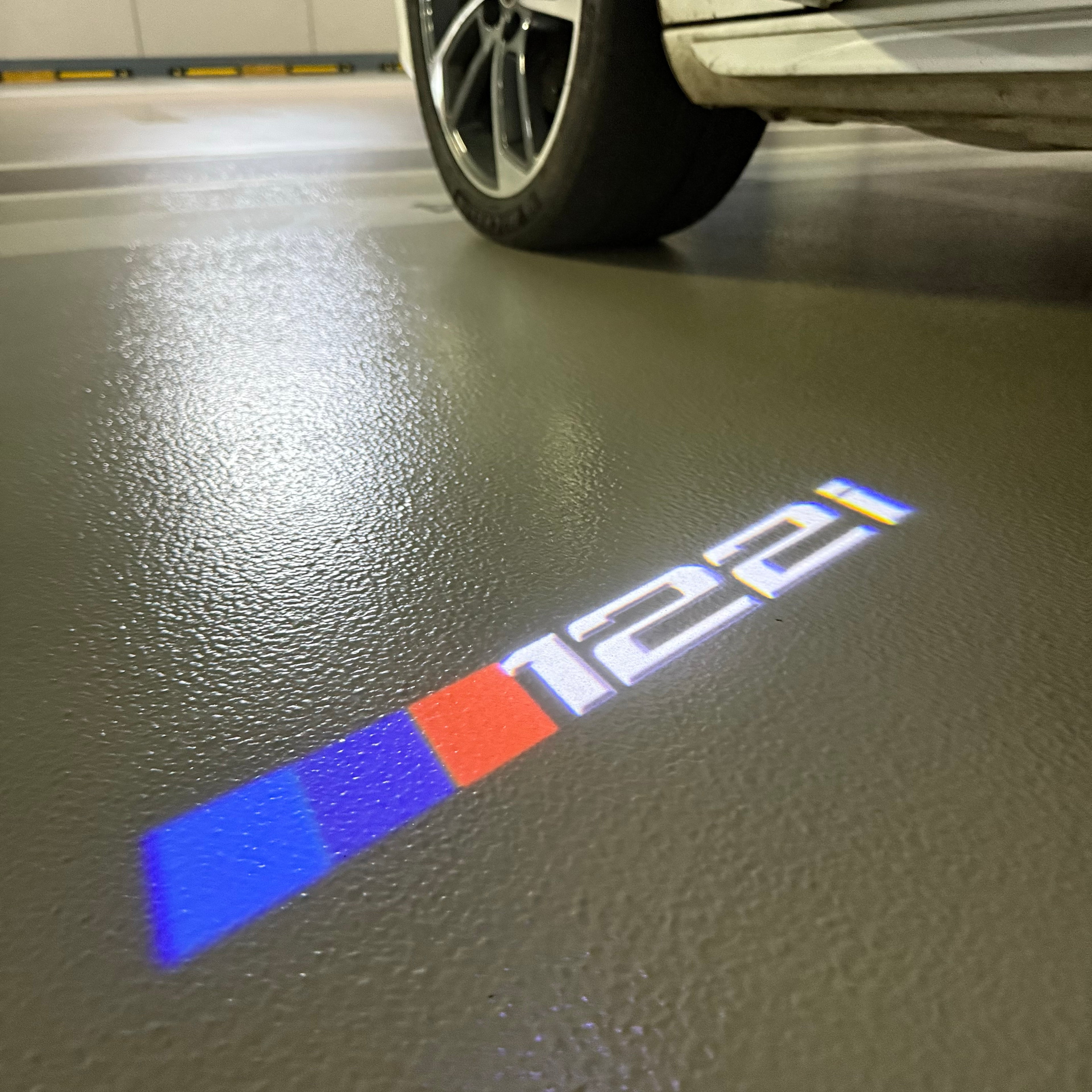 BMW M3 LOGO PROJECTOR LIGHTS Nr.24 (الكمية 1 = 1 مجموعة / 2 أضواء باب)