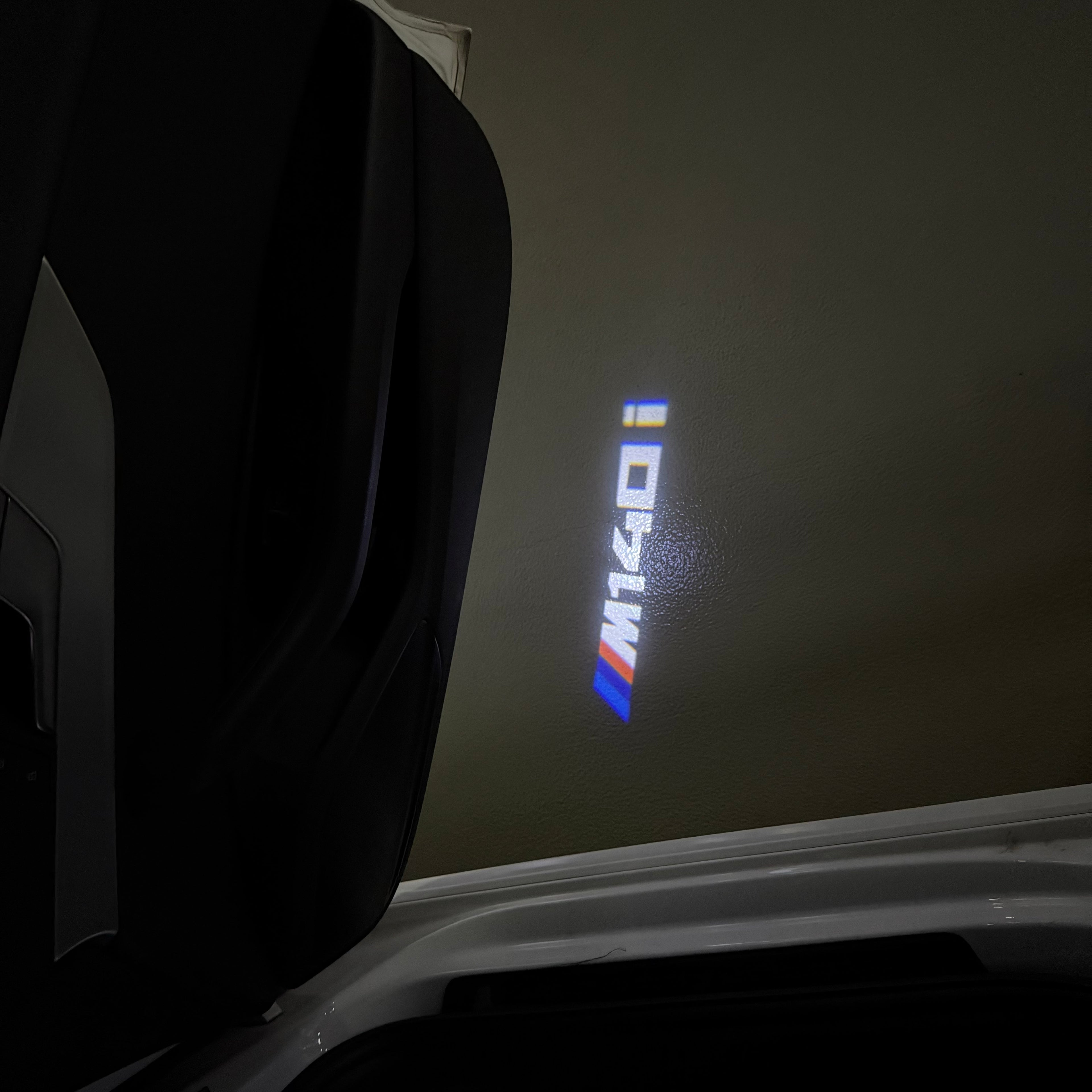 BMW M3 LOGO PROJECTOR LIGHTS Nr.24 (الكمية 1 = 1 مجموعة / 2 أضواء باب)